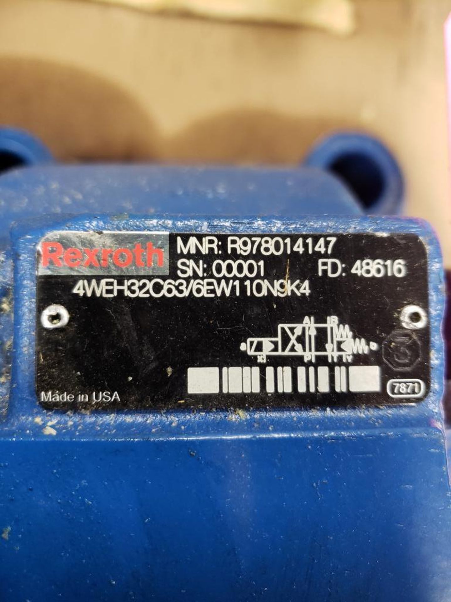 Bosch Rexroth hydraulic valve model 4WE6D60/EW110N9K4 with 4WEH32C63/6EW110N9K4 base. - Image 3 of 4