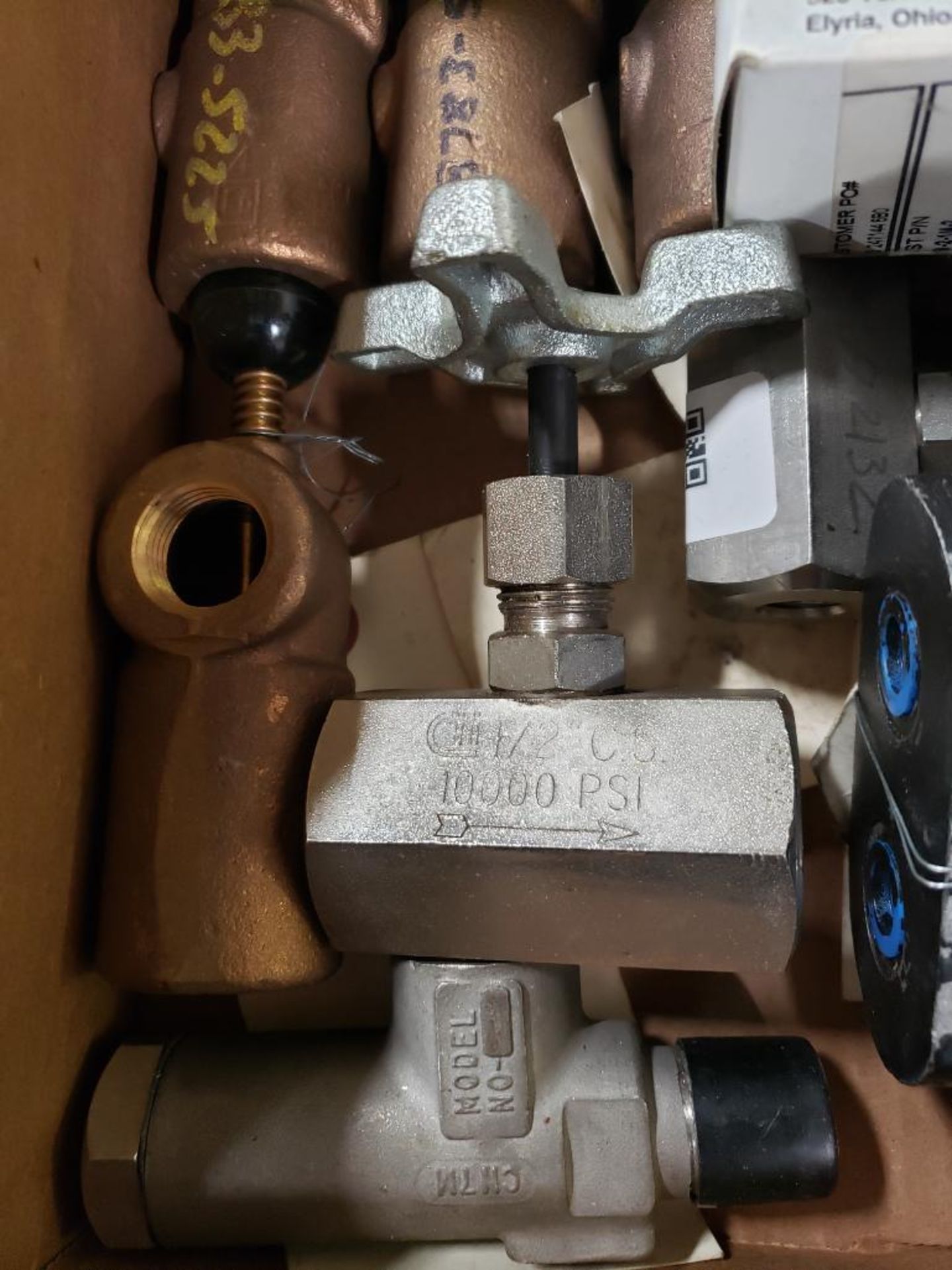 Lot of assorted hydraulic valves. Appear new as pictured.