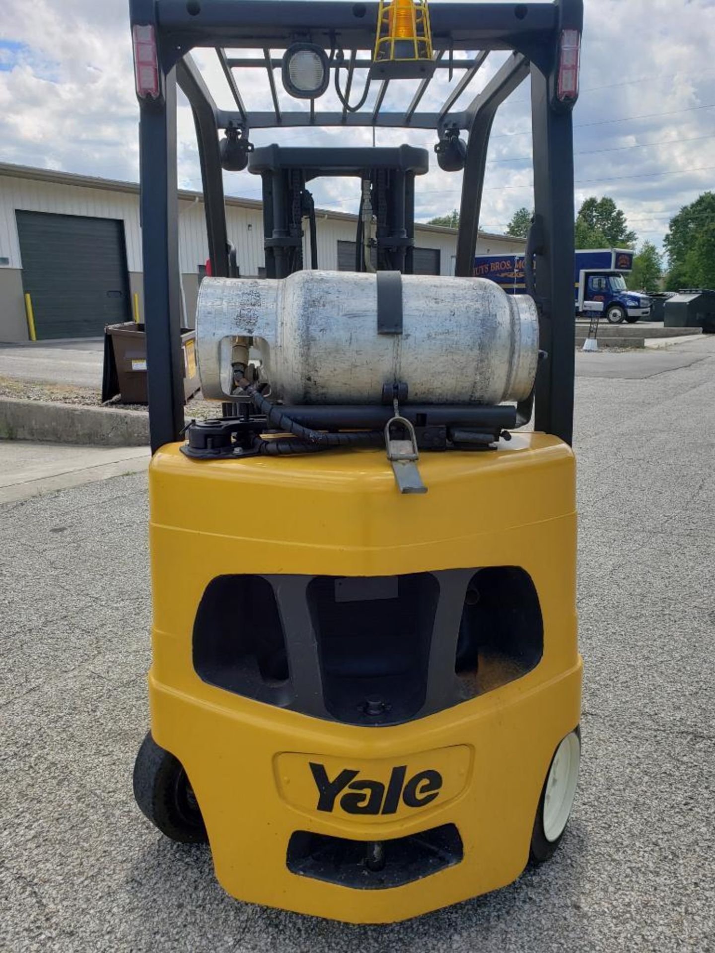 4800lb capacity Yale GLC050VXNVSE083 propane forklift. 187" lift, triple stage w/ sideshift. - Image 4 of 11