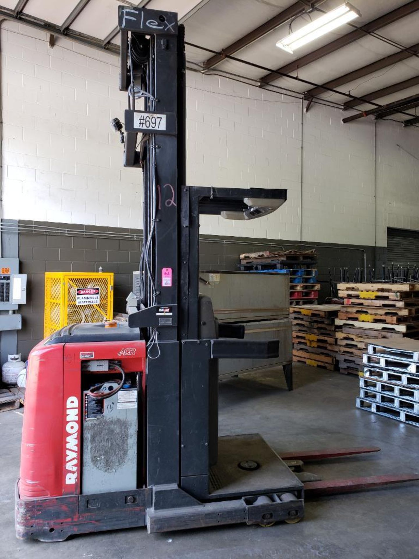 Raymond 36v electric forklift model 560-OPC30TT. 3000lb max lift capacity. 315" max lift height.