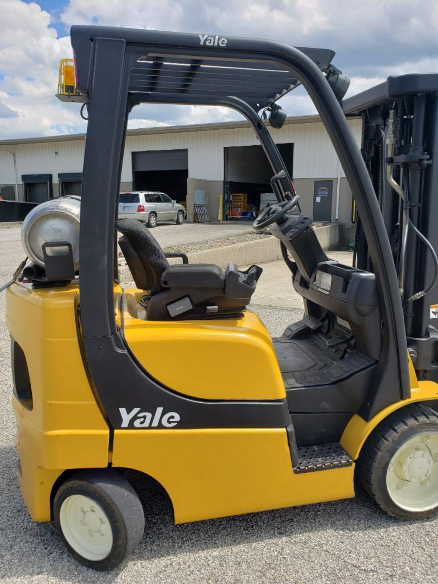 4800lb capacity Yale GLC050VXNVSE083 propane forklift. 187" lift, triple stage w/ sideshift. - Image 5 of 11