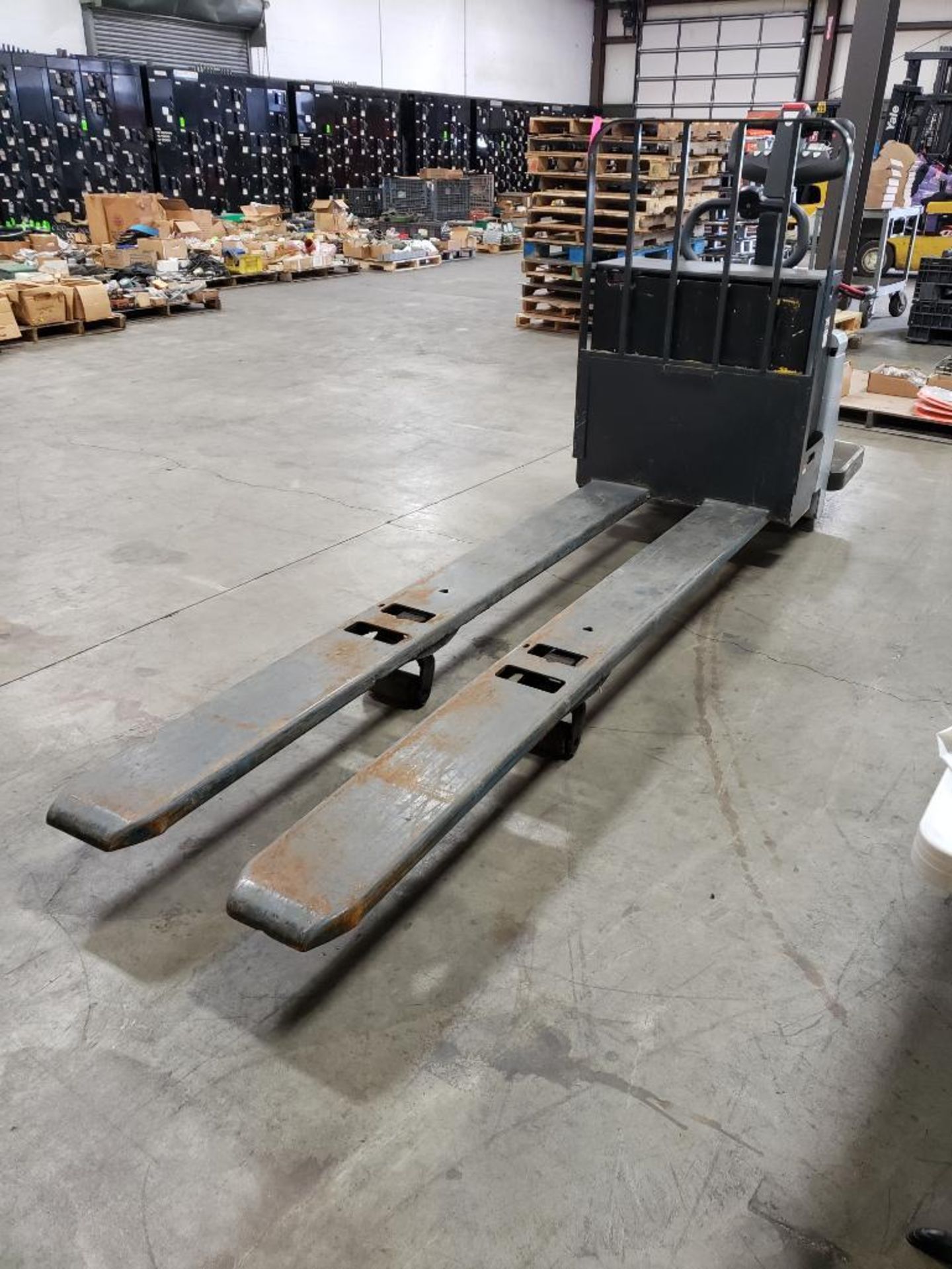 8000lb cap. Nissan 24 volt ride on power pallet jack. 143 hr. Model RPTT1W2G80NV. Extra long forks. - Image 5 of 10