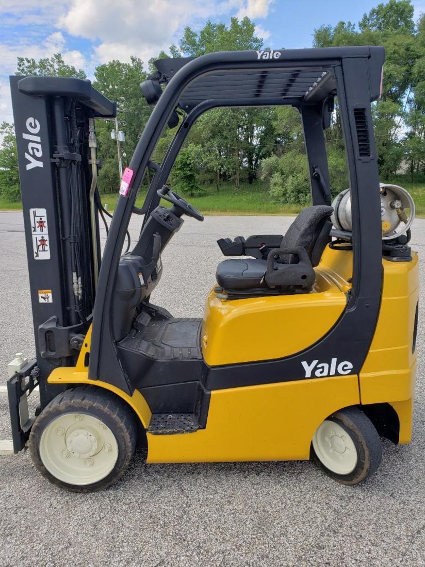 4800lb capacity Yale GLC050VXNVSE083 propane forklift. 187" lift, triple stage w/ sideshift. - Image 3 of 11