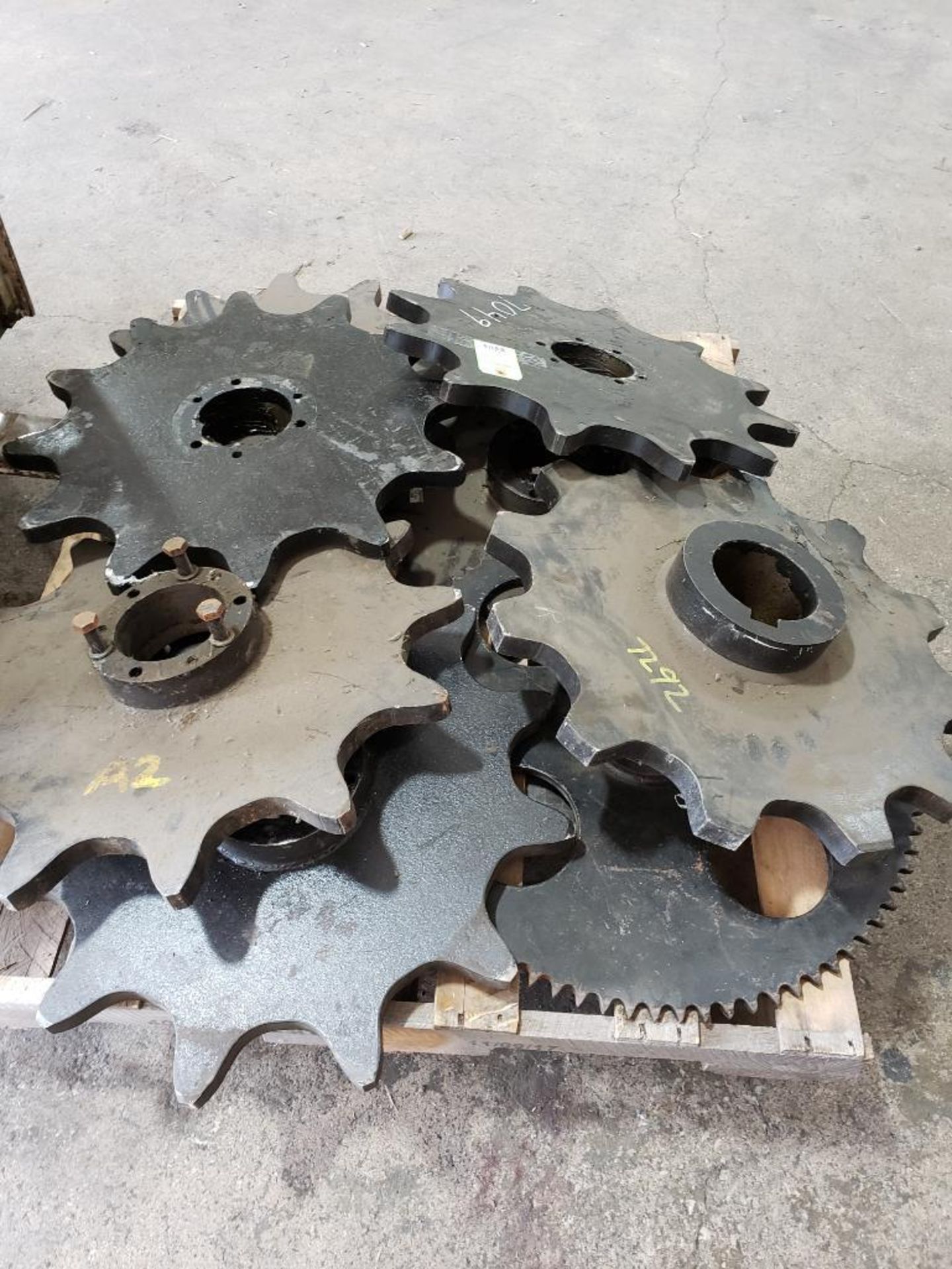 Pallet of assorted large sprockets. New. - Image 2 of 3