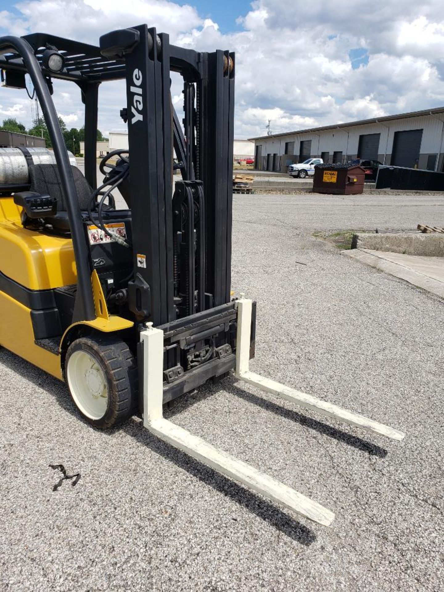 4800lb capacity Yale GLC050VXNVSE083 propane forklift. 187" lift, triple stage w/ sideshift. - Image 8 of 11