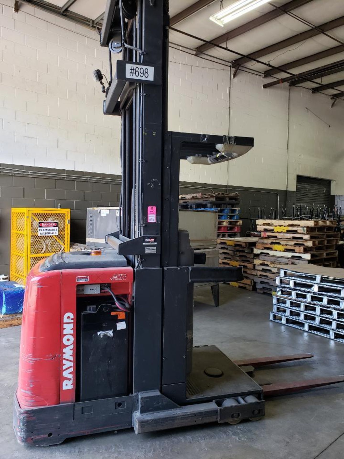 Raymond 36v electric forklift model 560-OPC30TT. 3000lb max lift capacity. 315" max lift height. App