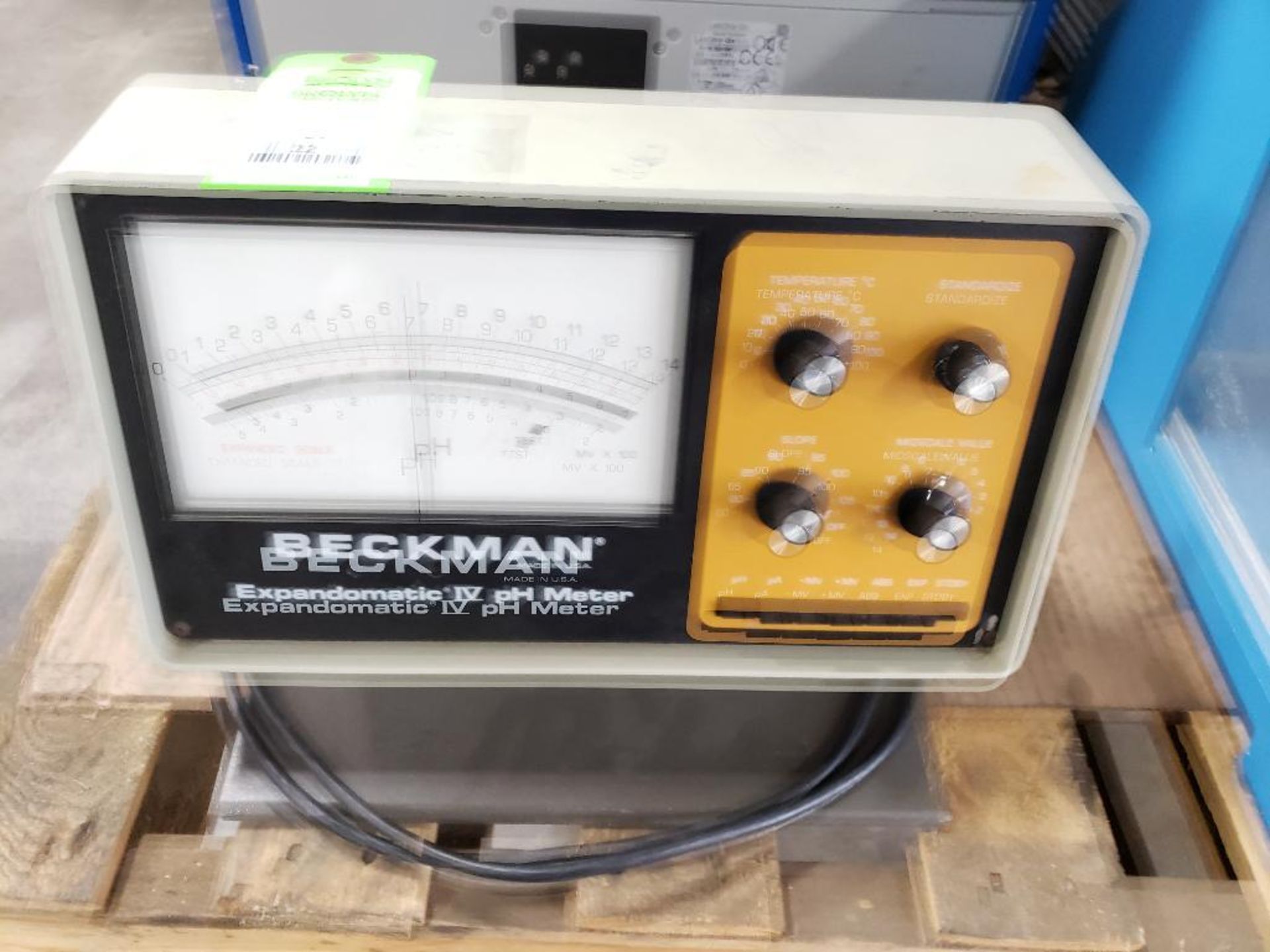 Beckman expandomatic PH meter.