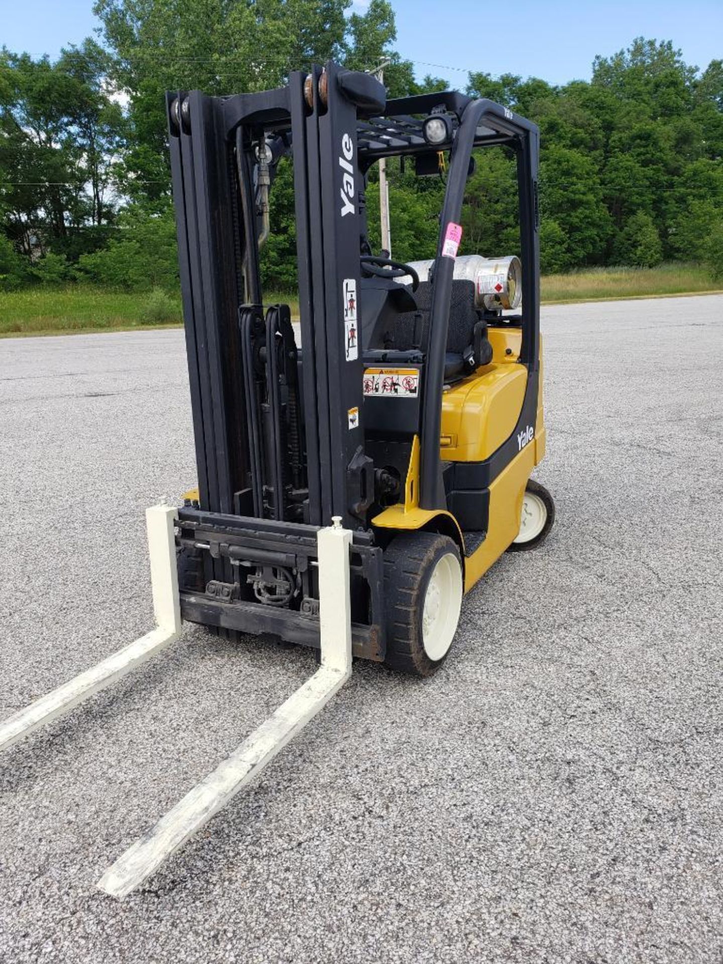 4800lb capacity Yale GLC050VXNVSE083 propane forklift. 187" lift, triple stage w/ sideshift.