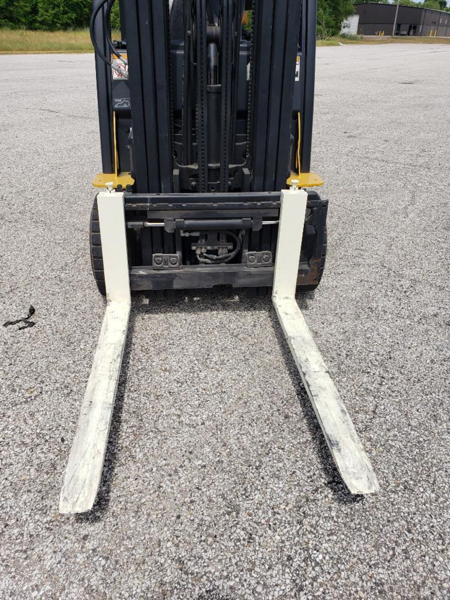 4800lb capacity Yale GLC050VXNVSE083 propane forklift. 187" lift, triple stage w/ sideshift. - Image 9 of 11