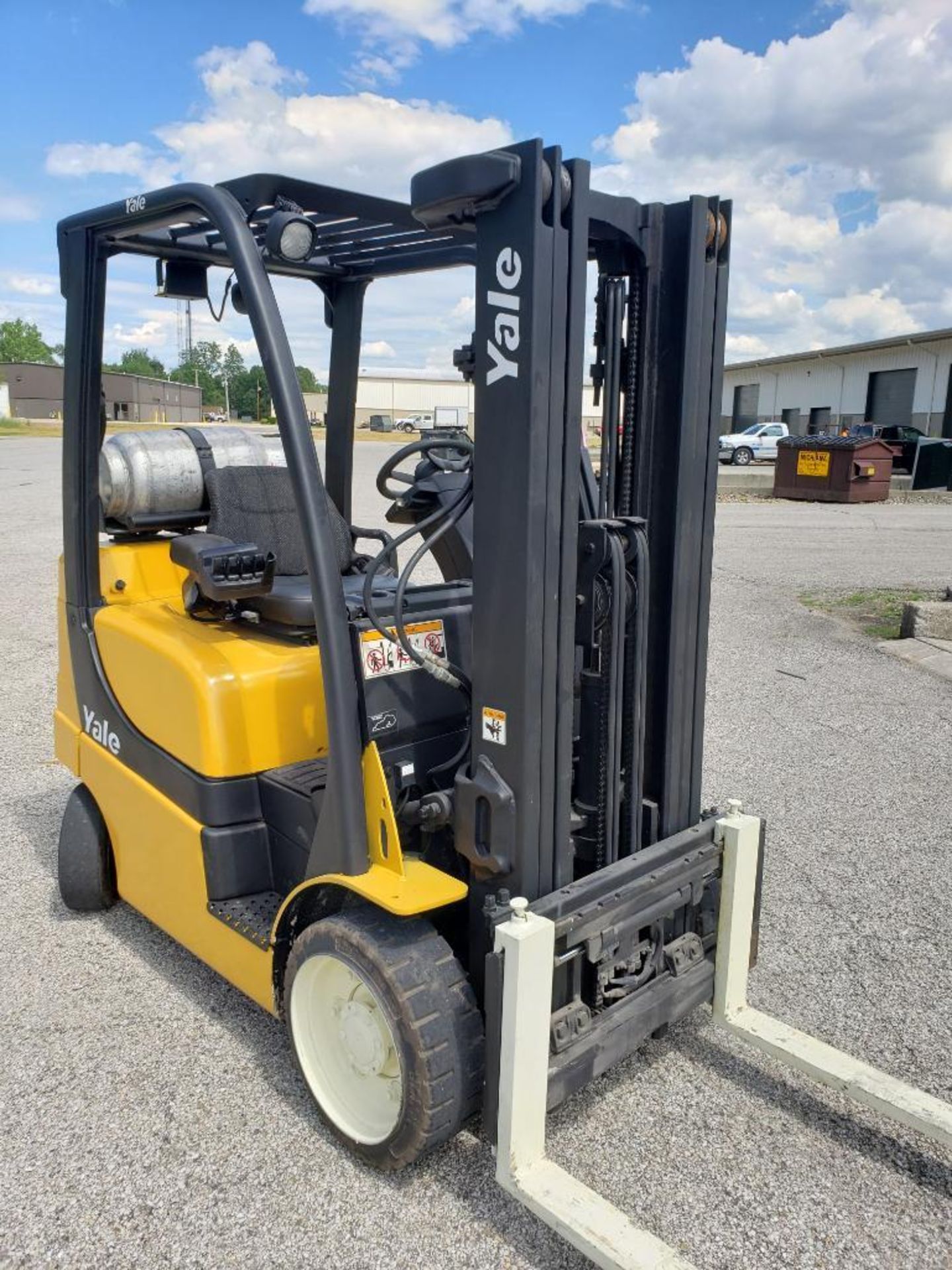 4800lb capacity Yale GLC050VXNVSE083 propane forklift. 187" lift, triple stage w/ sideshift. - Image 7 of 11