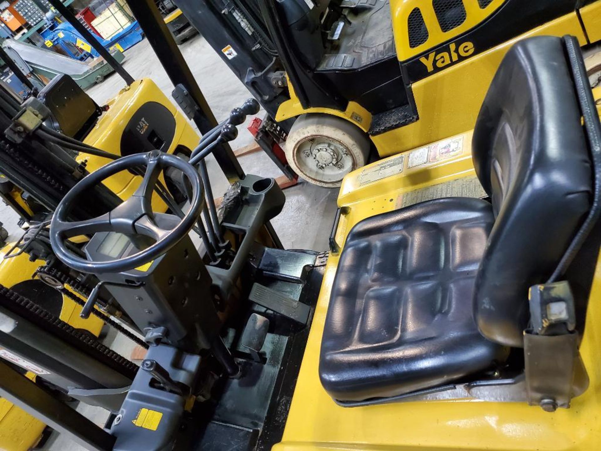 2700lb capacity Caterpillar electric forklift. 36volt. no battery, 188" triple stage, side shift. - Image 5 of 6