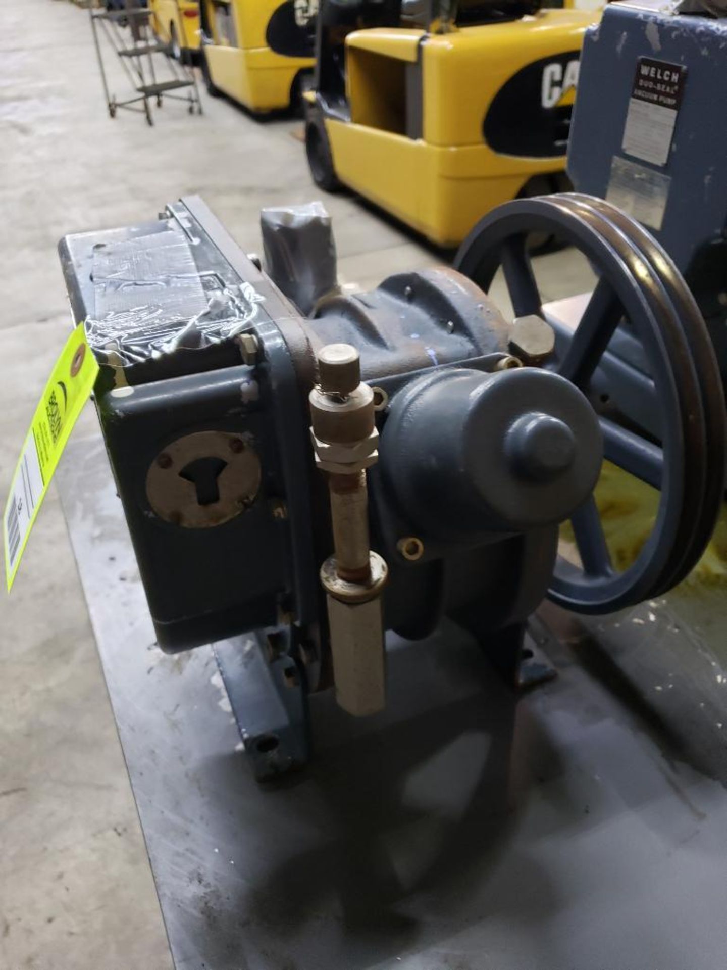 Welch Duo-Seal vacuum pump. Model 1397. - Image 3 of 4