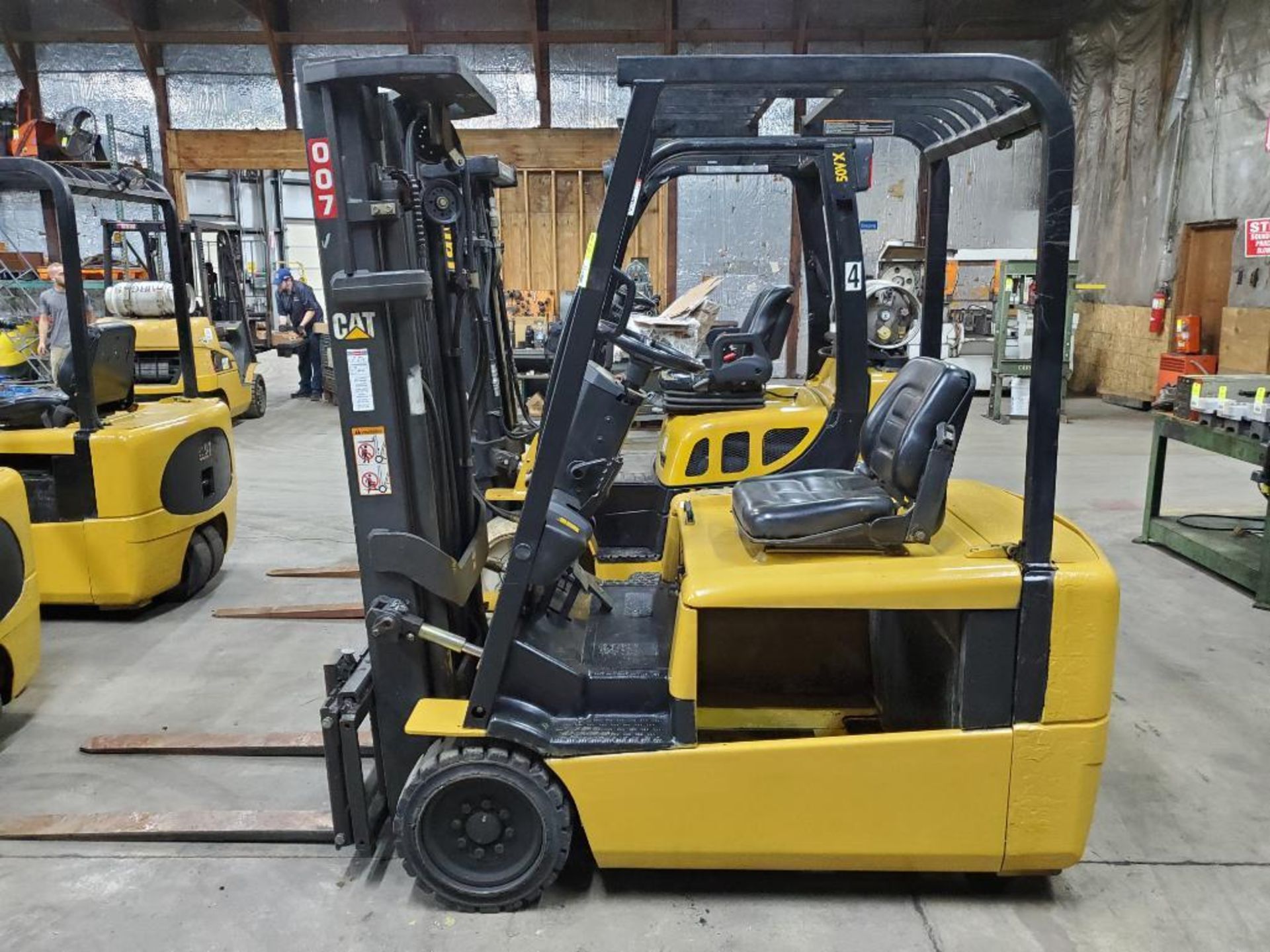 2700lb capacity Caterpillar electric forklift. 36volt. no battery, 188" triple stage, side shift.