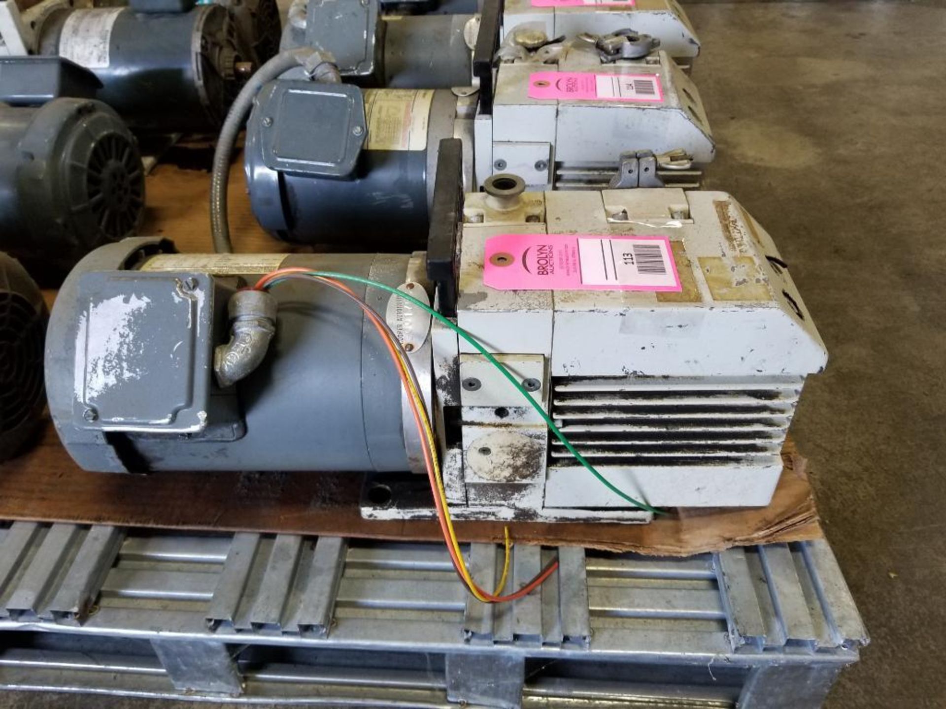 Leybold Trivac high volume vacuum pump. Model D8B. 1hp 3 phase.