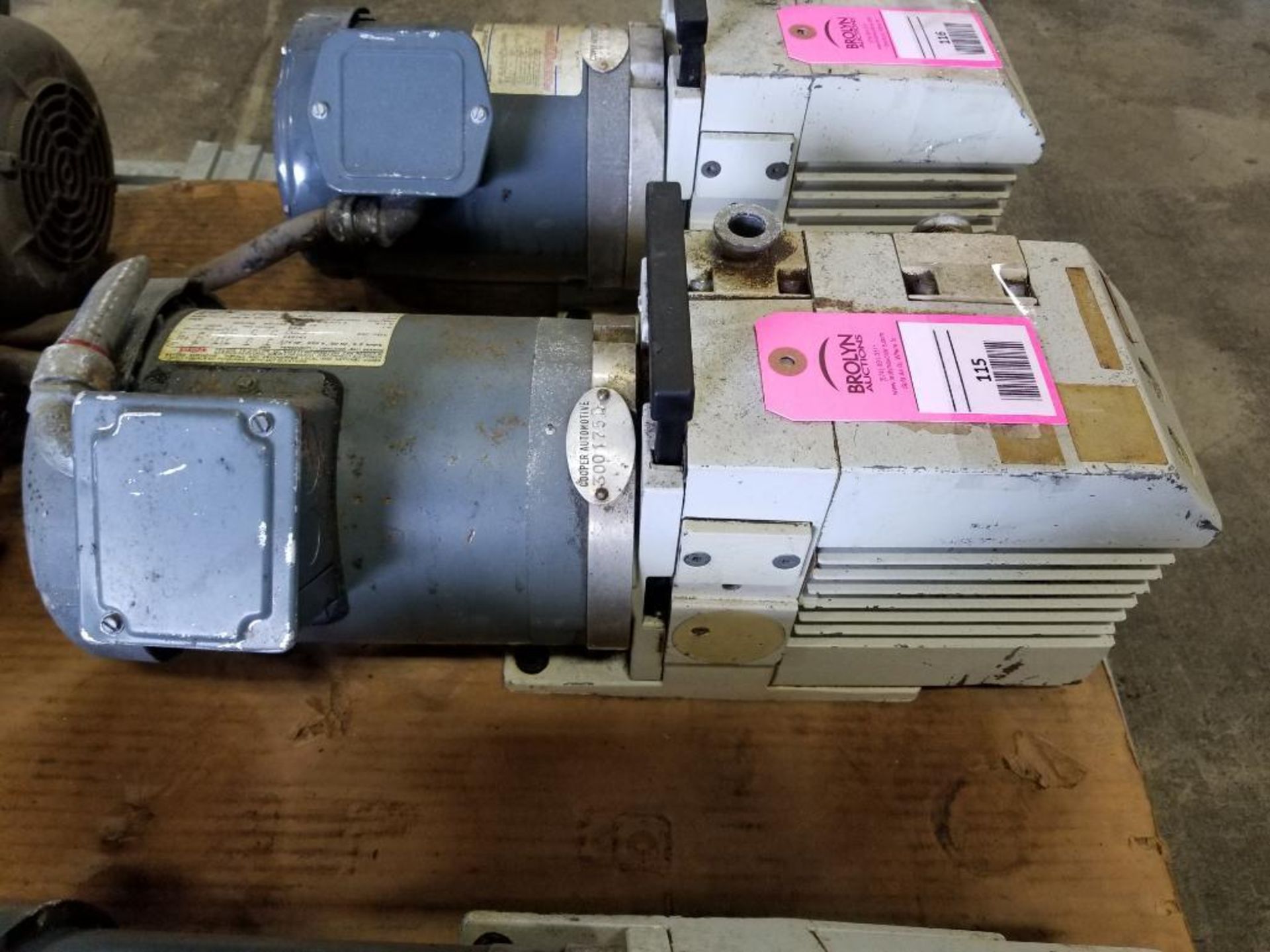 Leybold Trivac high volume vacuum pump. Model D8B. 1hp 3 phase.