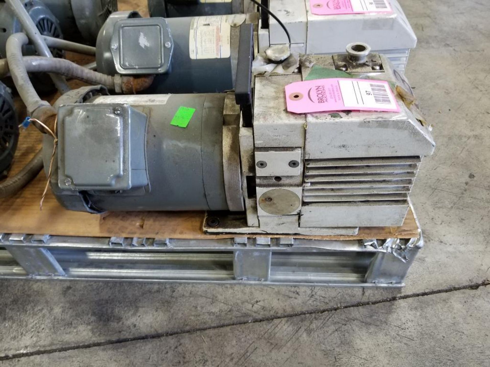 Leybold Trivac high volume vacuum pump. Model D4B. 1/3hp 3 phase.