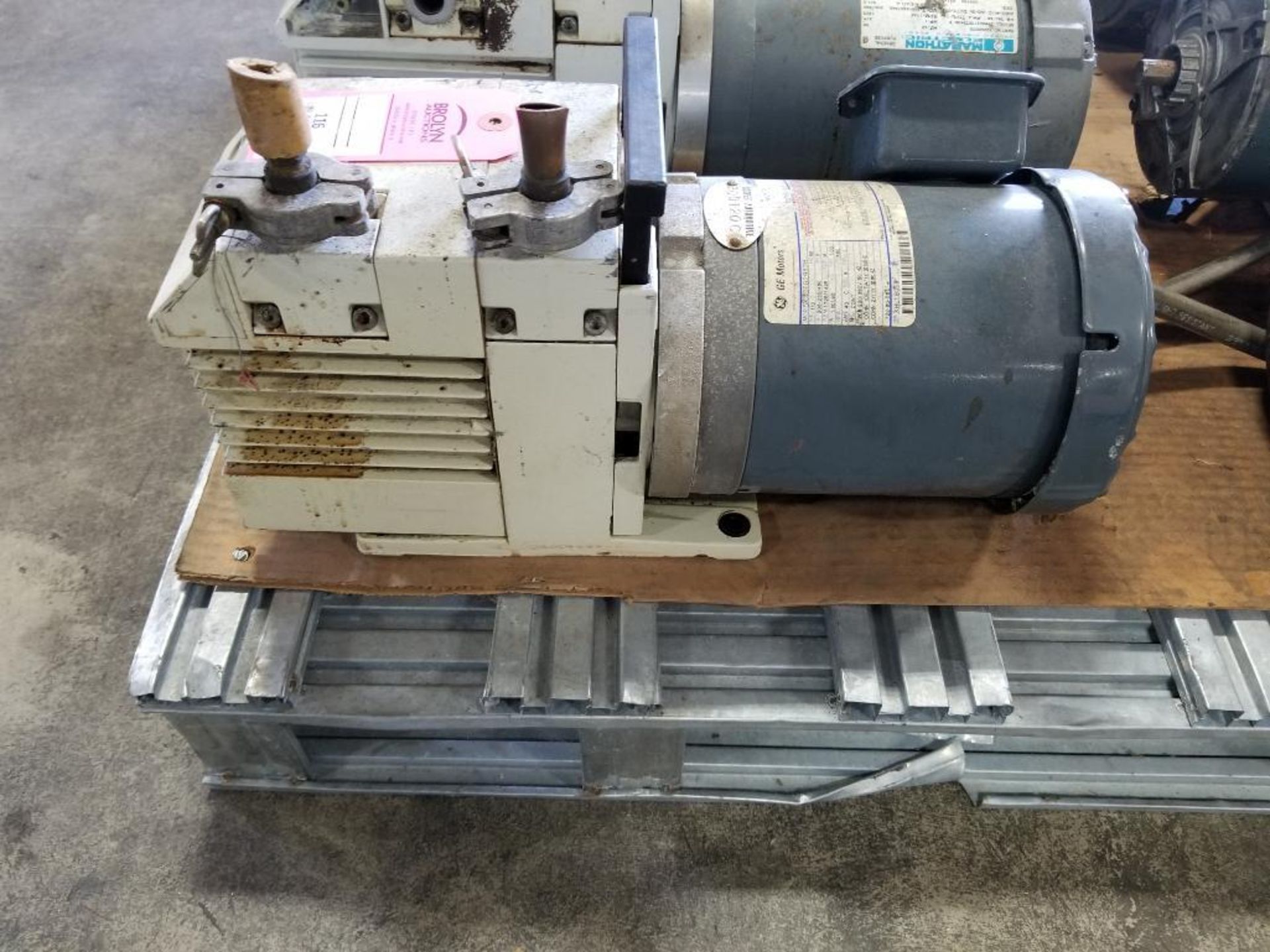 Leybold Trivac high volume vacuum pump. Model D4B. 1/3hp 3 phase.