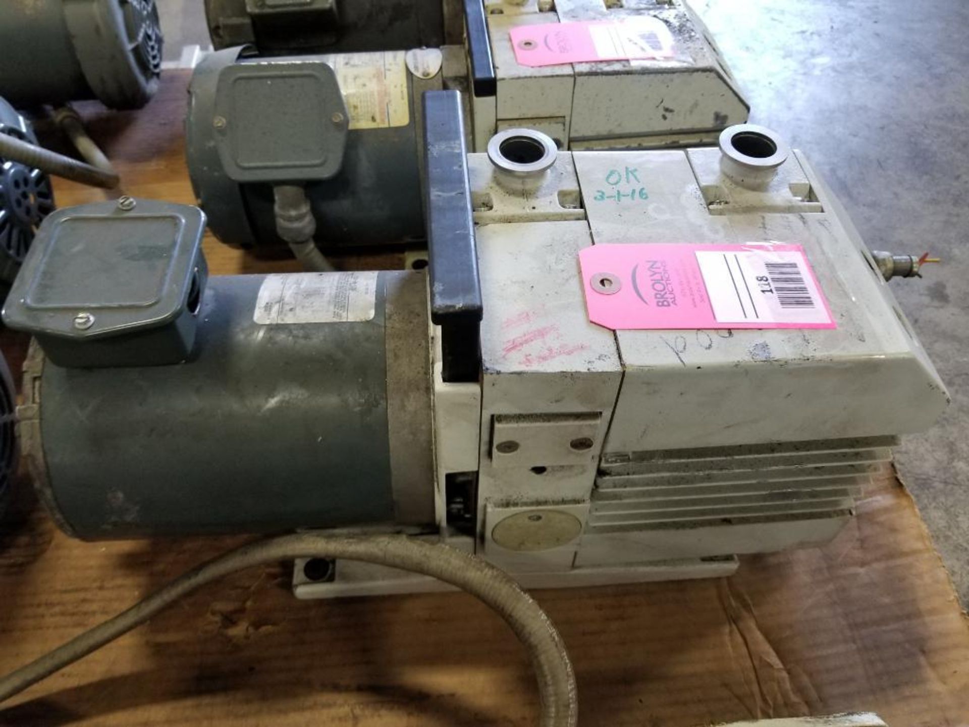 Leybold Trivac high volume vacuum pump. Model D16B. 1hp 3 phase.