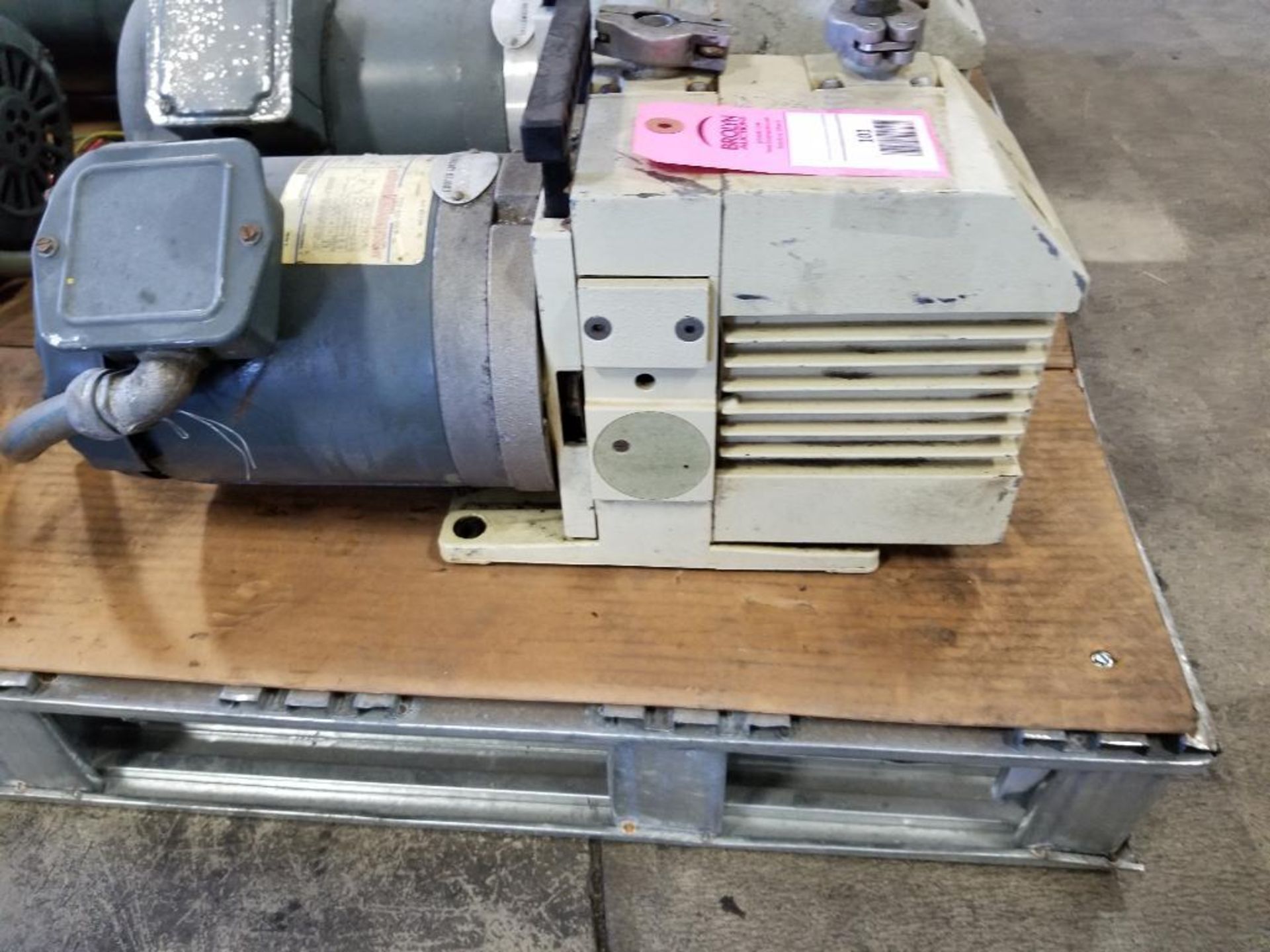 Leybold Trivac high volume vacuum pump. Model D4B. 1/3hp 3 phase.