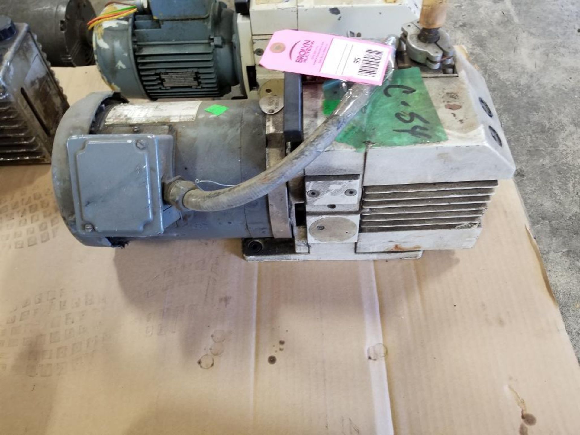 Leybold Trivac high volume vacuum pump. Model D4B. 1/3hp 3 phase.