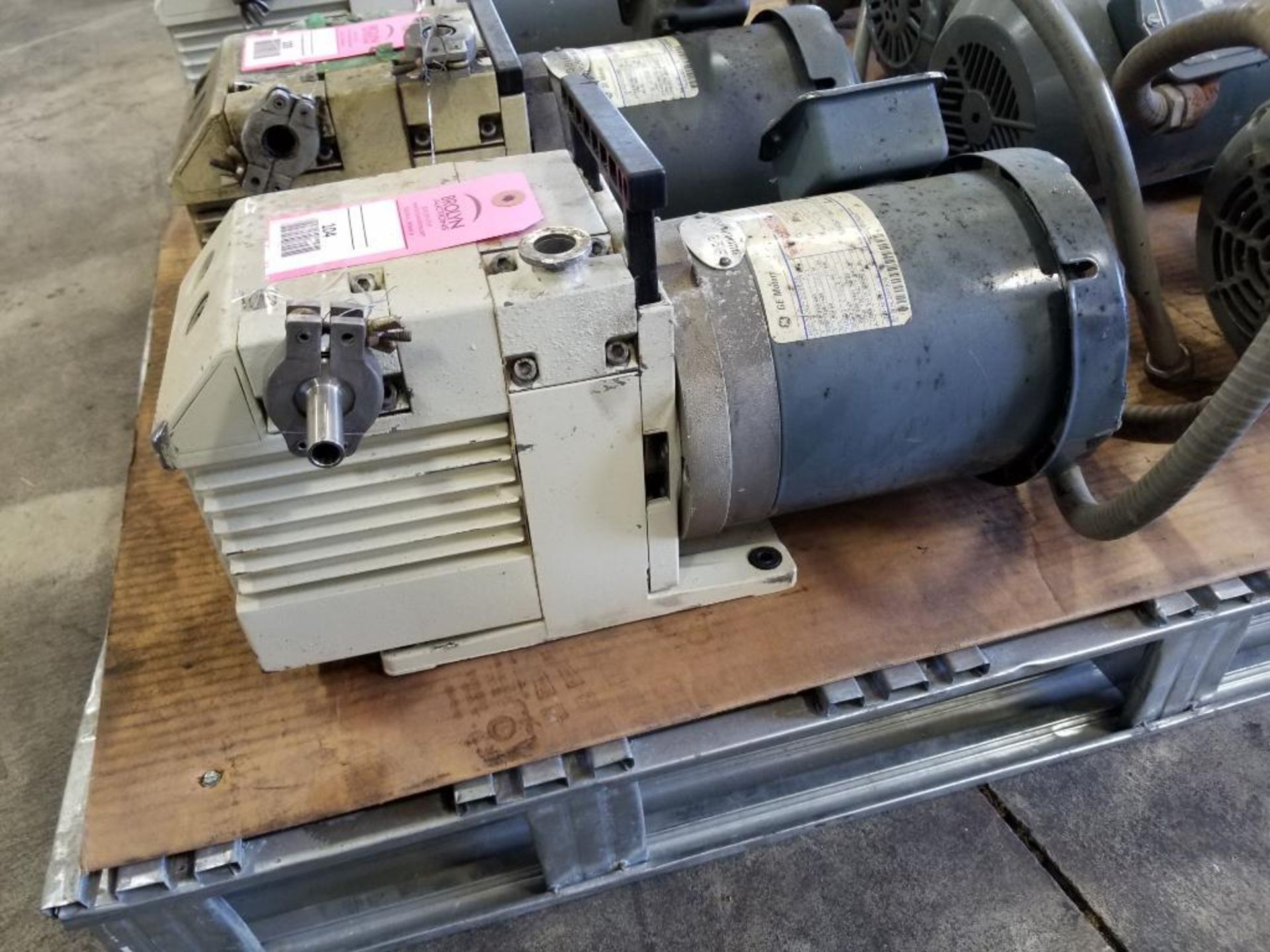 Leybold Trivac high volume vacuum pump. Model D4B. 1/3hp 3 phase.