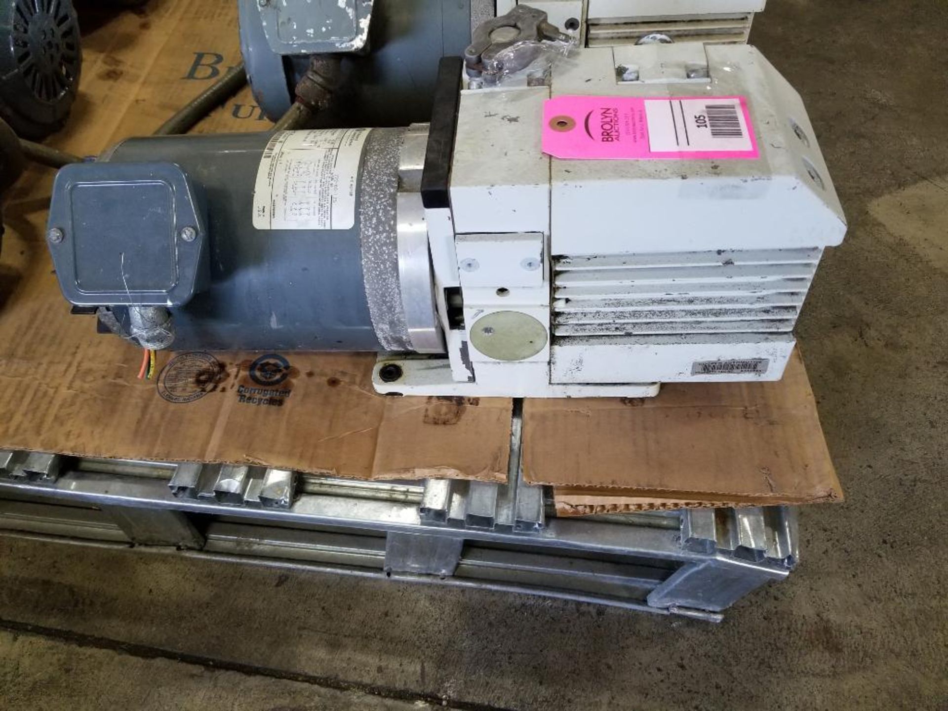 Leybold Trivac high volume vacuum pump. Model D8B. 1hp 3 phase.