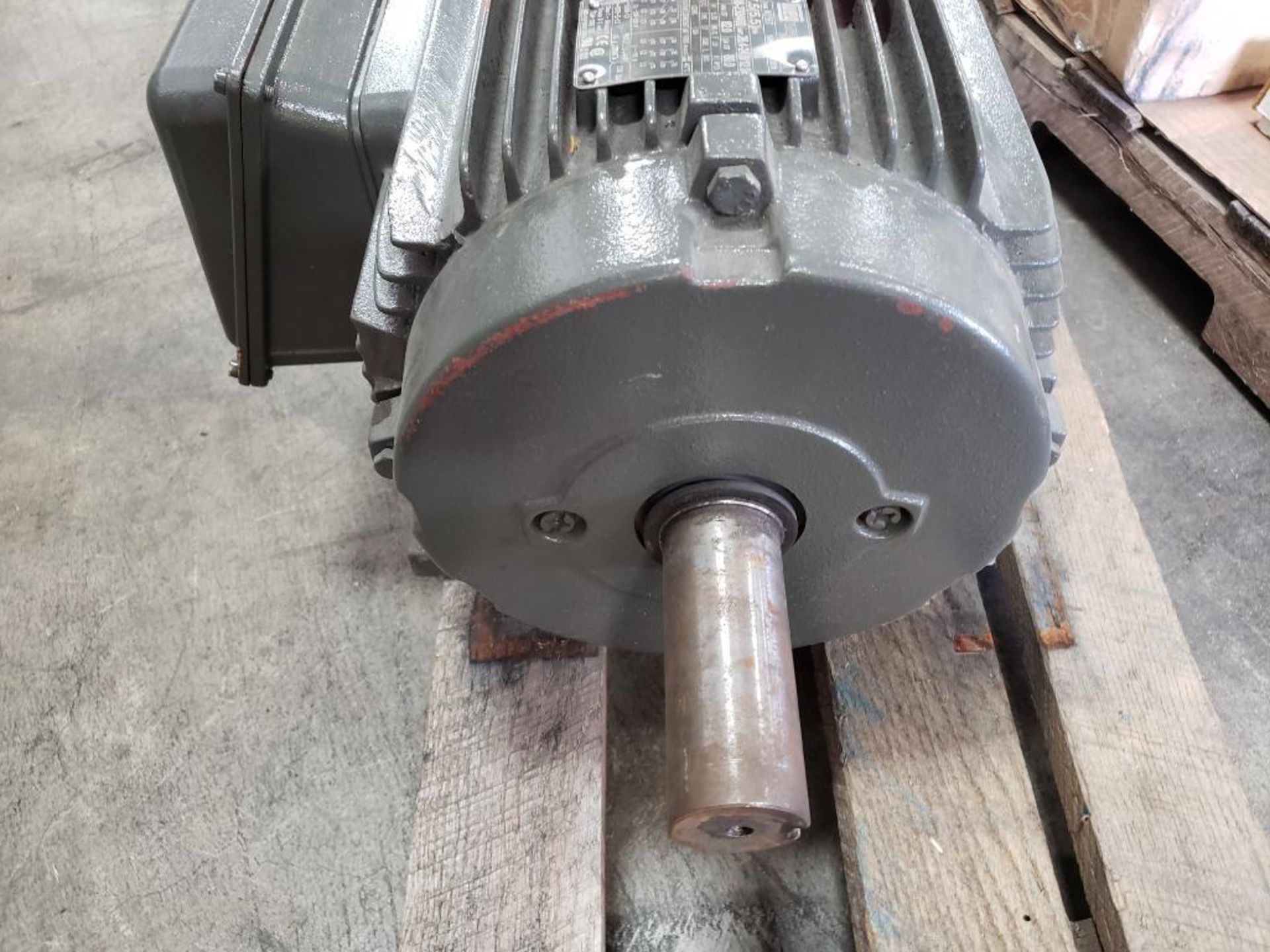 7.5 hp WEG motor. 208-230/460v 3 phase. 860rpm, 256T frame. New old stock. - Image 3 of 5