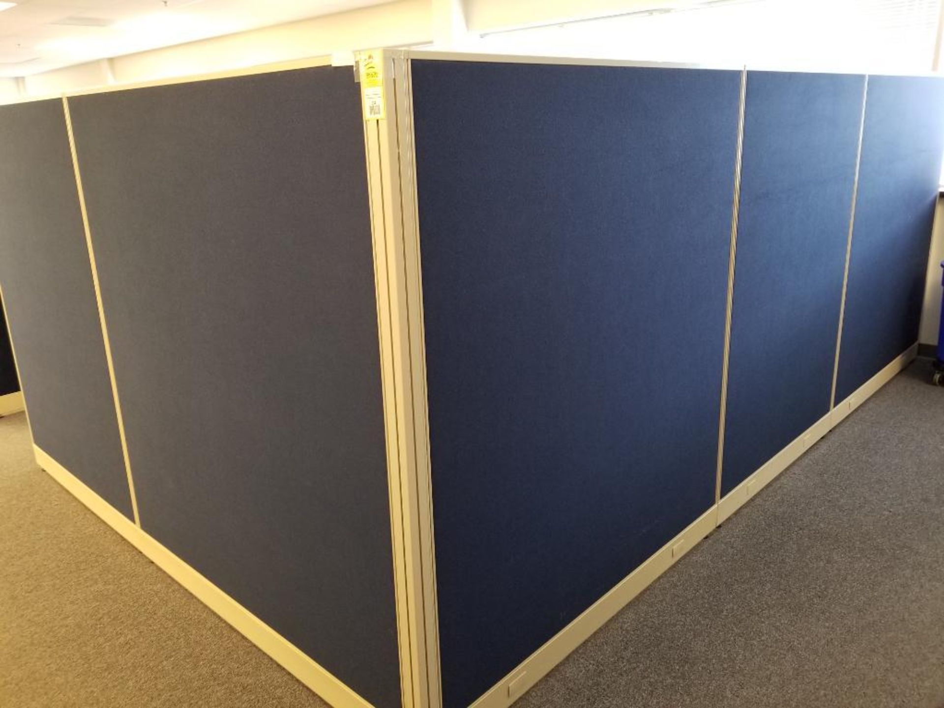 5 pc L-shaped cubical wall. Wired for electric. 171x110x68.