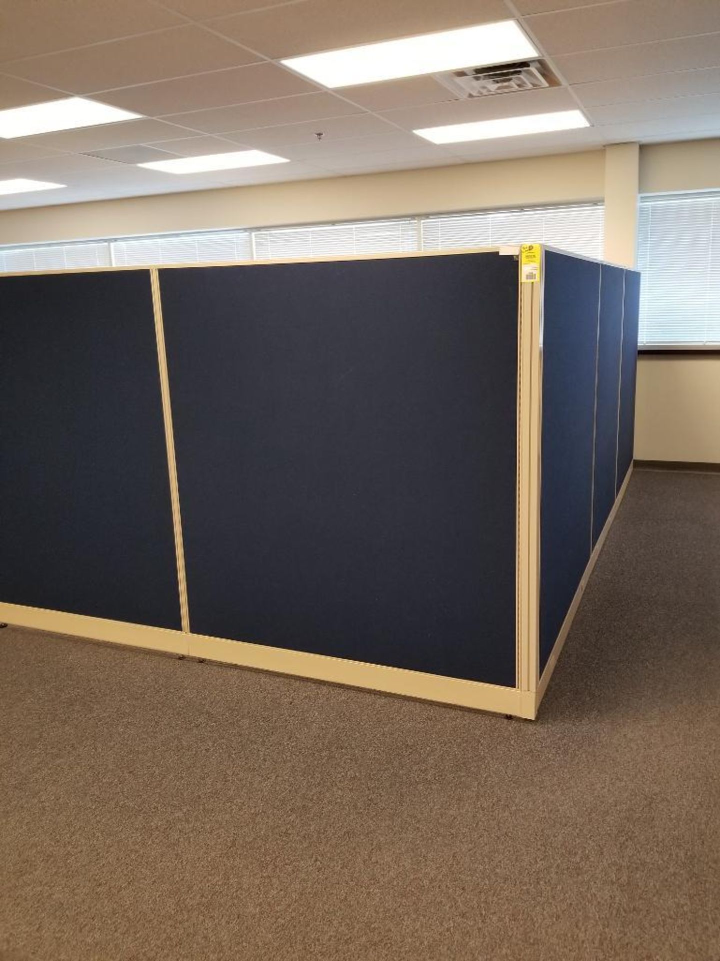 5 pc L-shaped cubical wall. Wired for electric. 171x110x68.