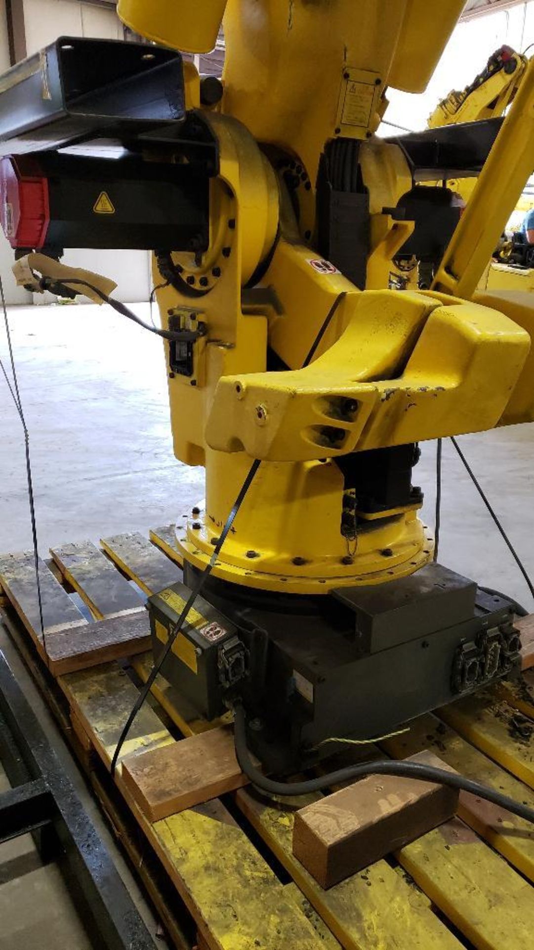 Fanuc S-420iW robot 6-axis arm. - Image 8 of 9