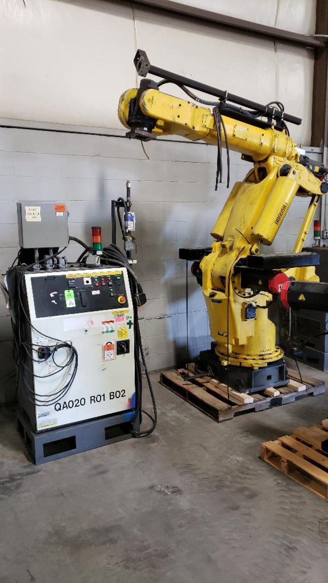 Fanuc S-420iW robot with R-J2 controller.