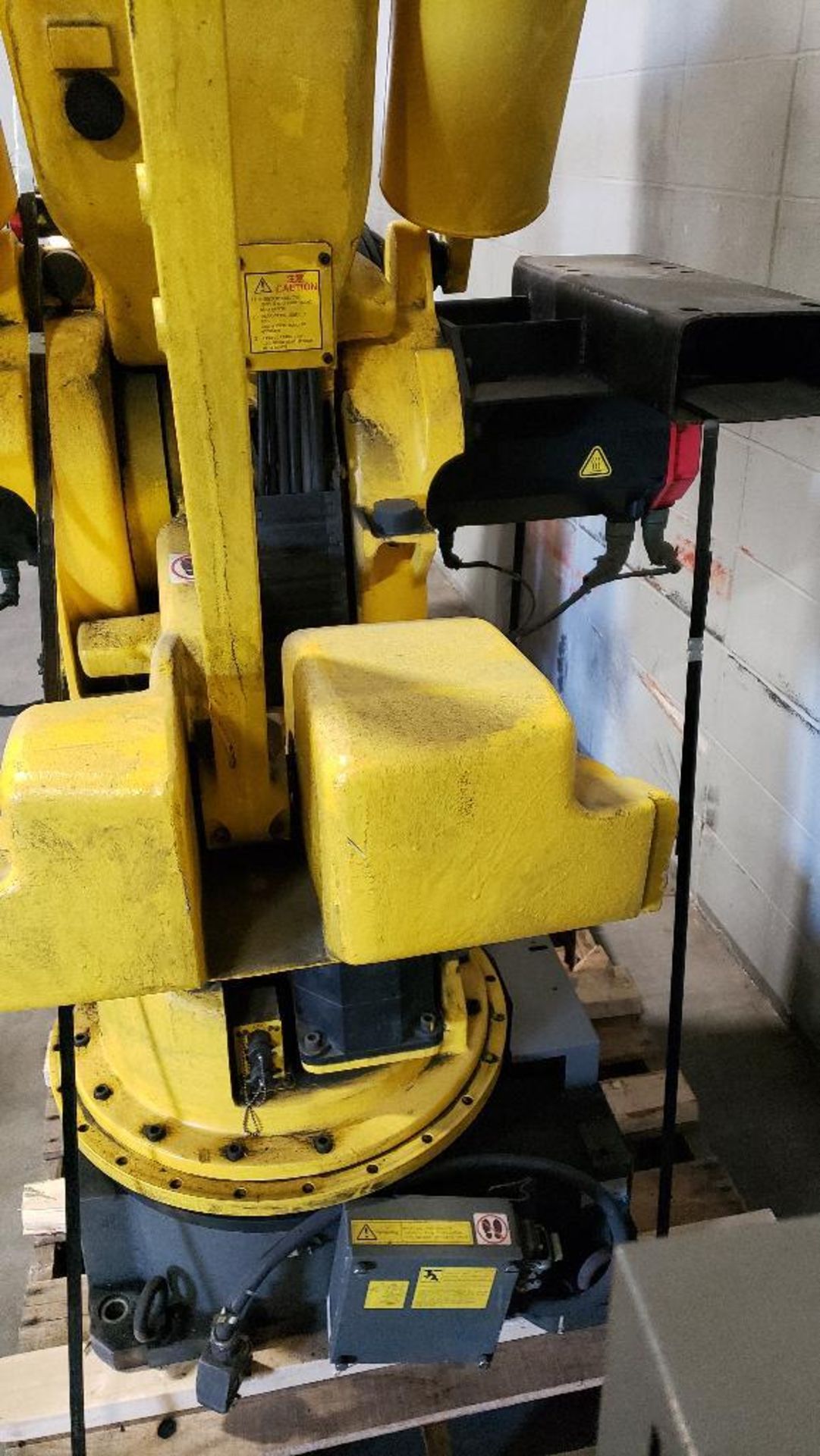 Fanuc S-420iW robot with R-J2 controller. - Image 12 of 14