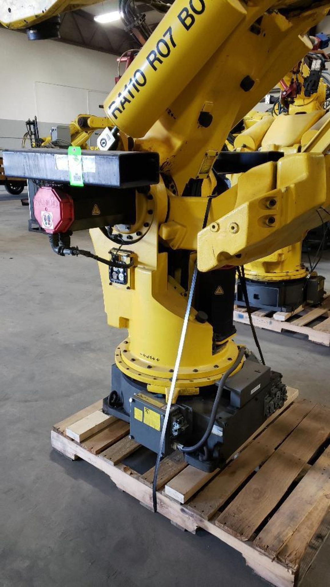 Fanuc S-420iW robot 6-axis arm. - Image 3 of 7