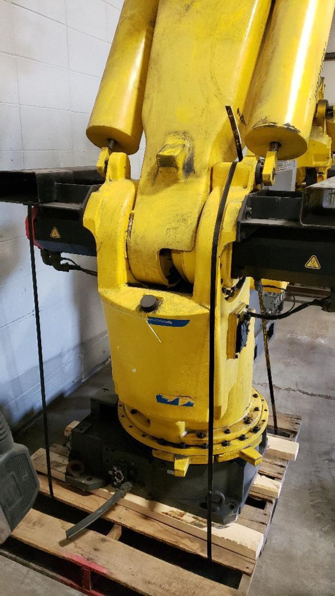Fanuc S-420iW robot with R-J2 controller. - Image 14 of 14