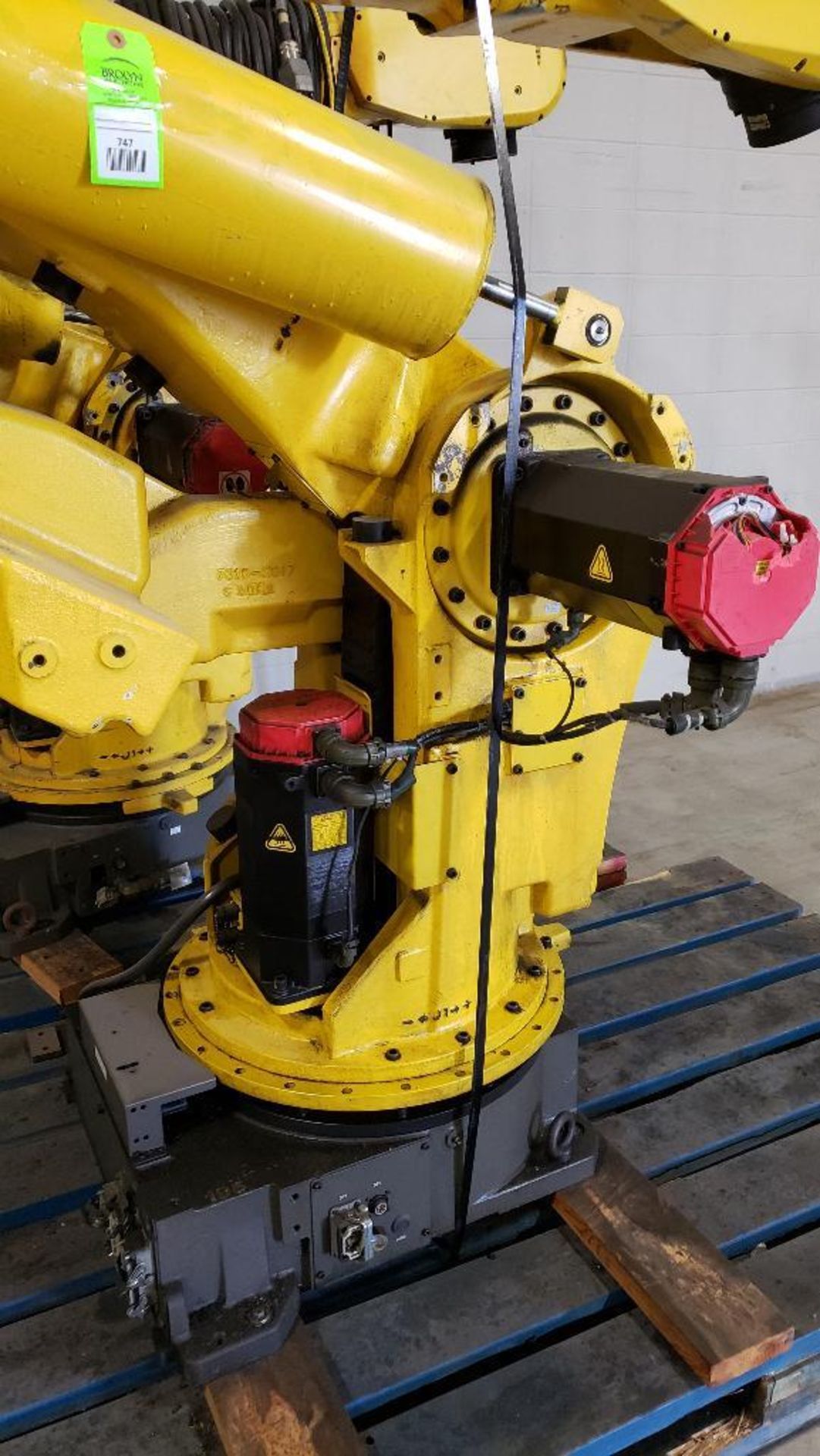 Fanuc S-420iW robot 6-axis arm. - Image 5 of 7