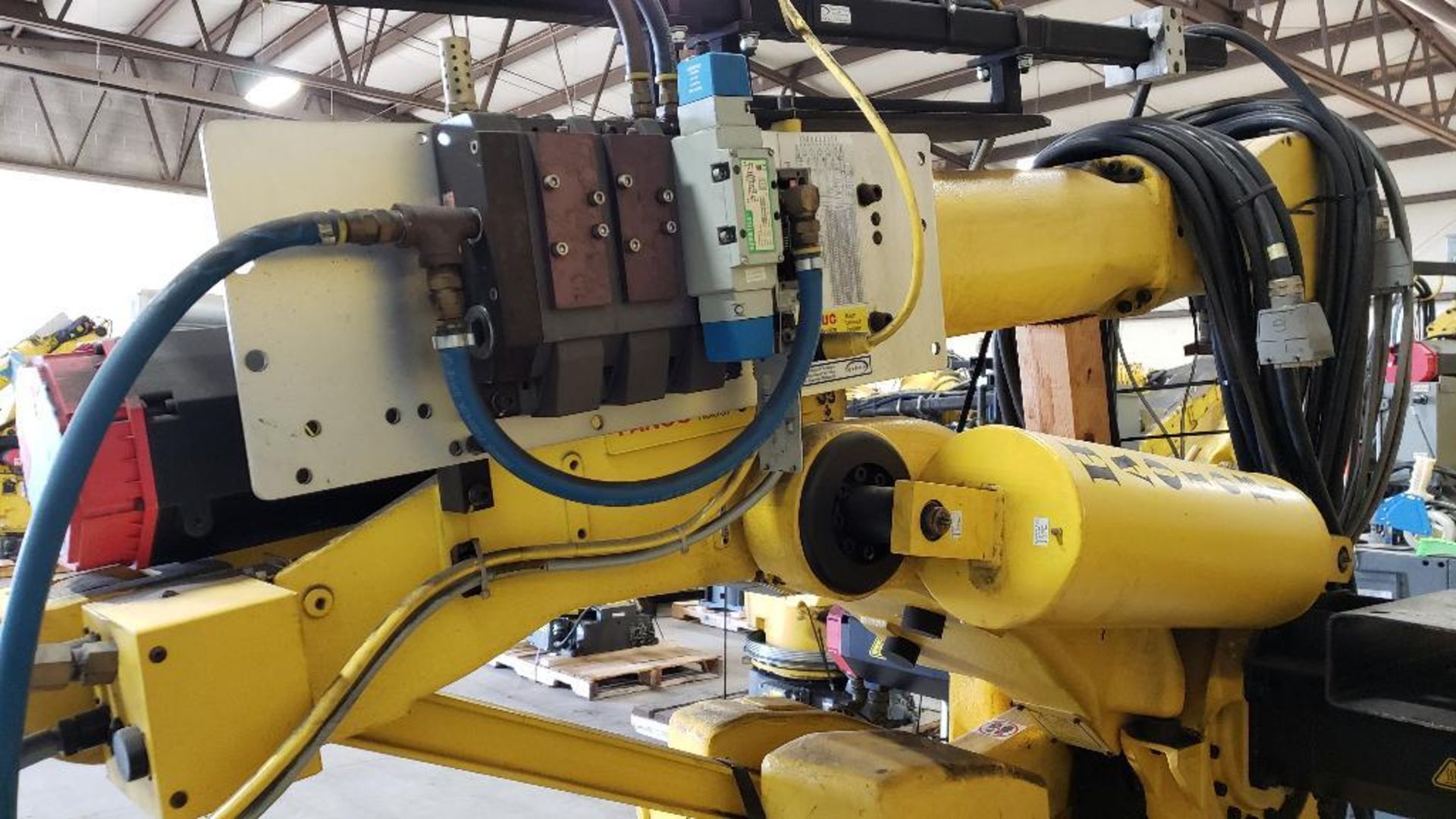 Fanuc S-420iW robot 6-axis arm. - Image 7 of 8