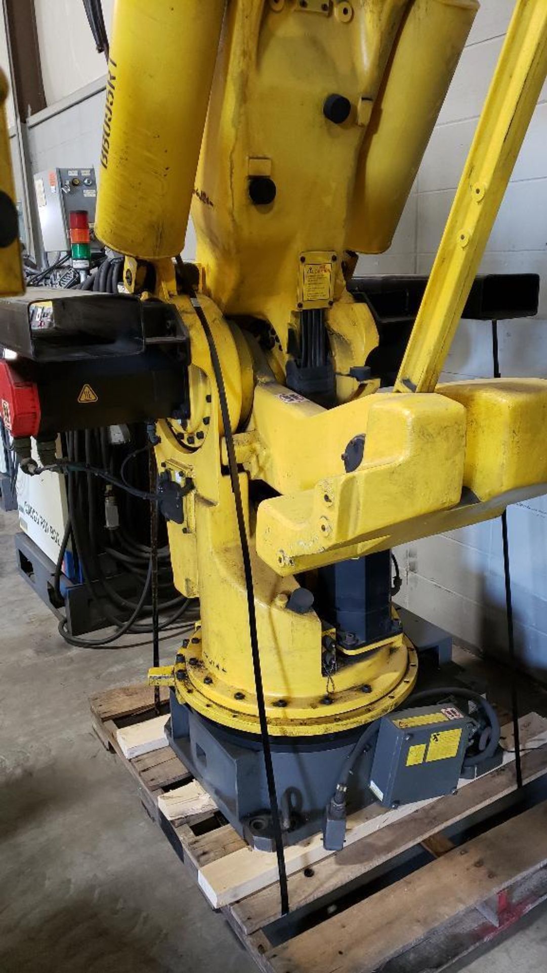 Fanuc S-420iW robot with R-J2 controller. - Image 11 of 14