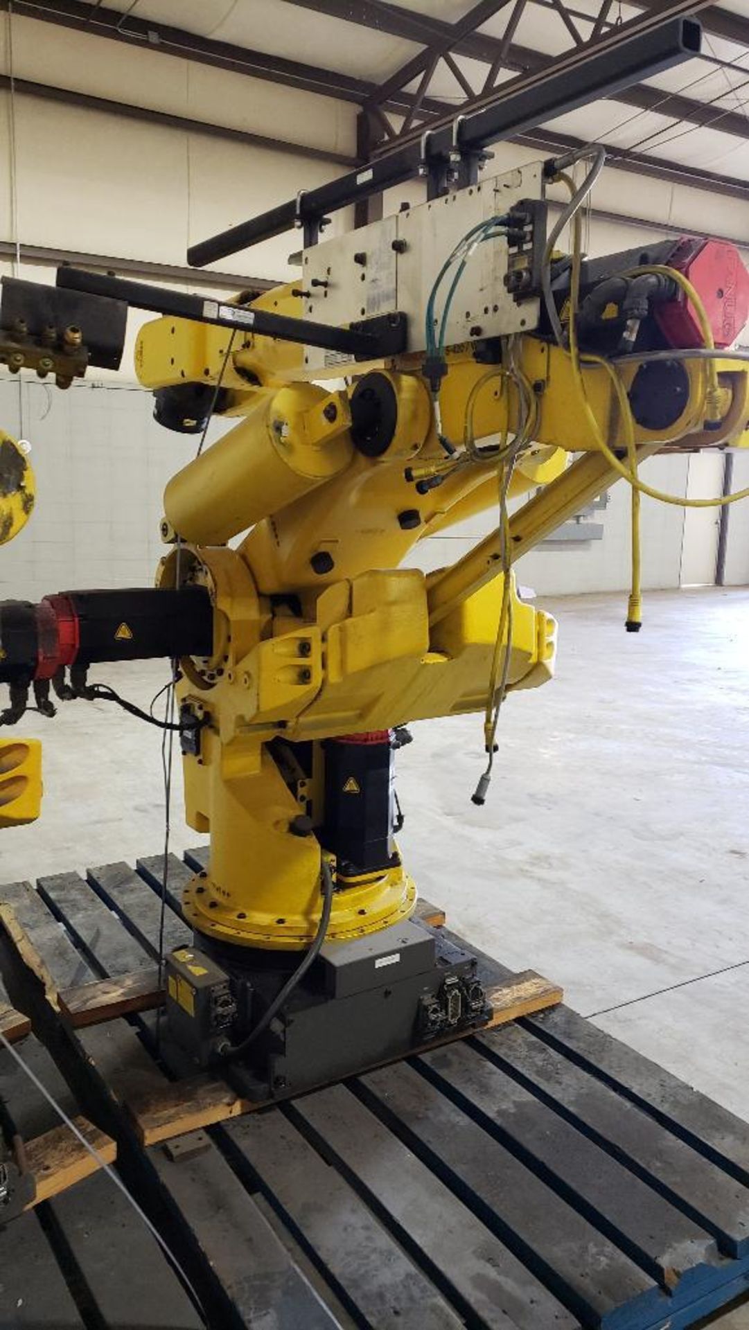 Fanuc S-420iW robot 6-axis arm. - Image 7 of 7