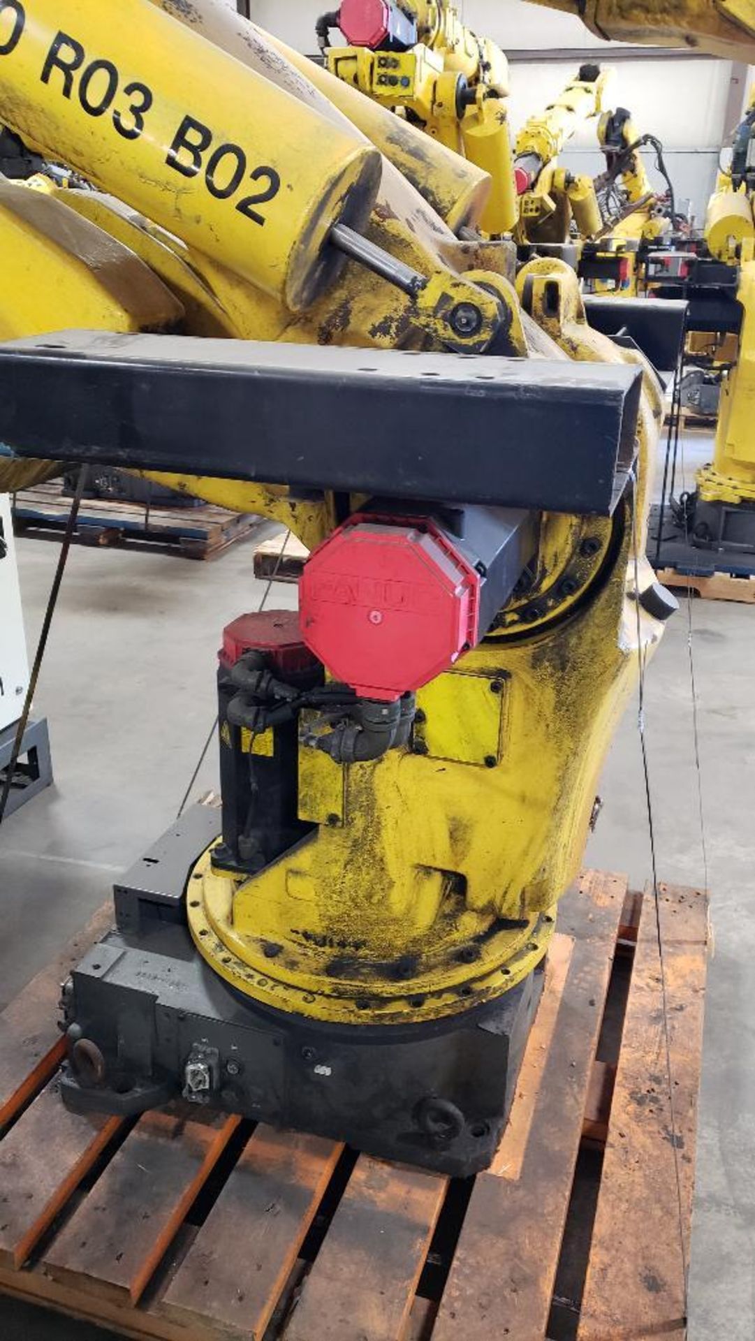 Fanuc S-420iW robot with R-J2 controller. - Image 12 of 15
