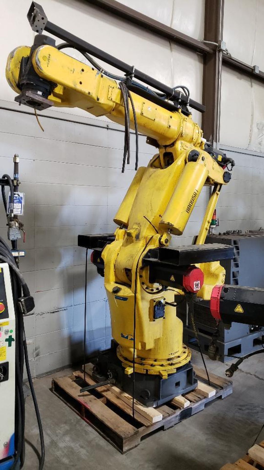 Fanuc S-420iW robot with R-J2 controller. - Image 3 of 14