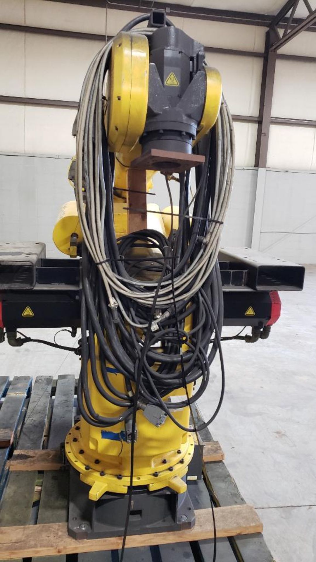 Fanuc S-420iW robot 6-axis arm. - Image 8 of 8