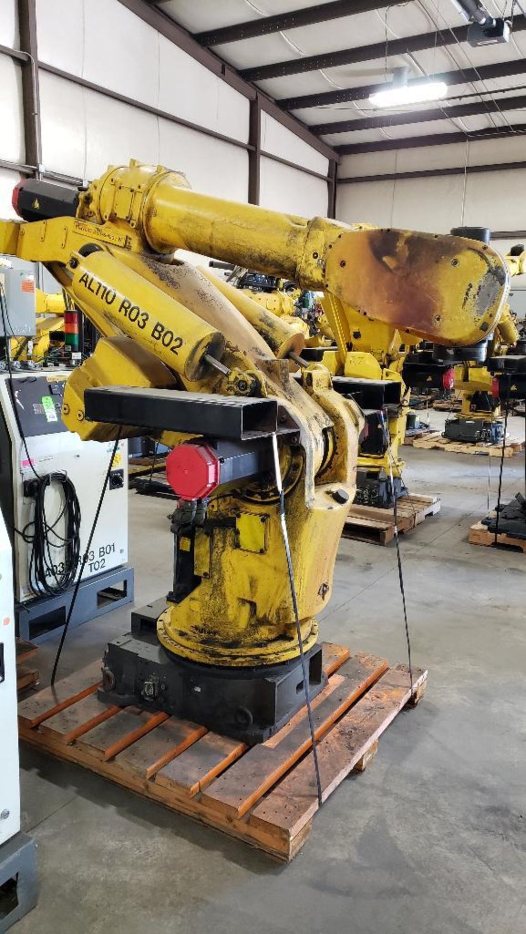 Fanuc S-420iW robot with R-J2 controller. - Image 3 of 15