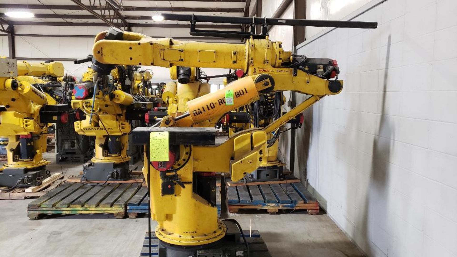 (Parts/Repairable) Fanuc S-420iW robot 6-axis arm.