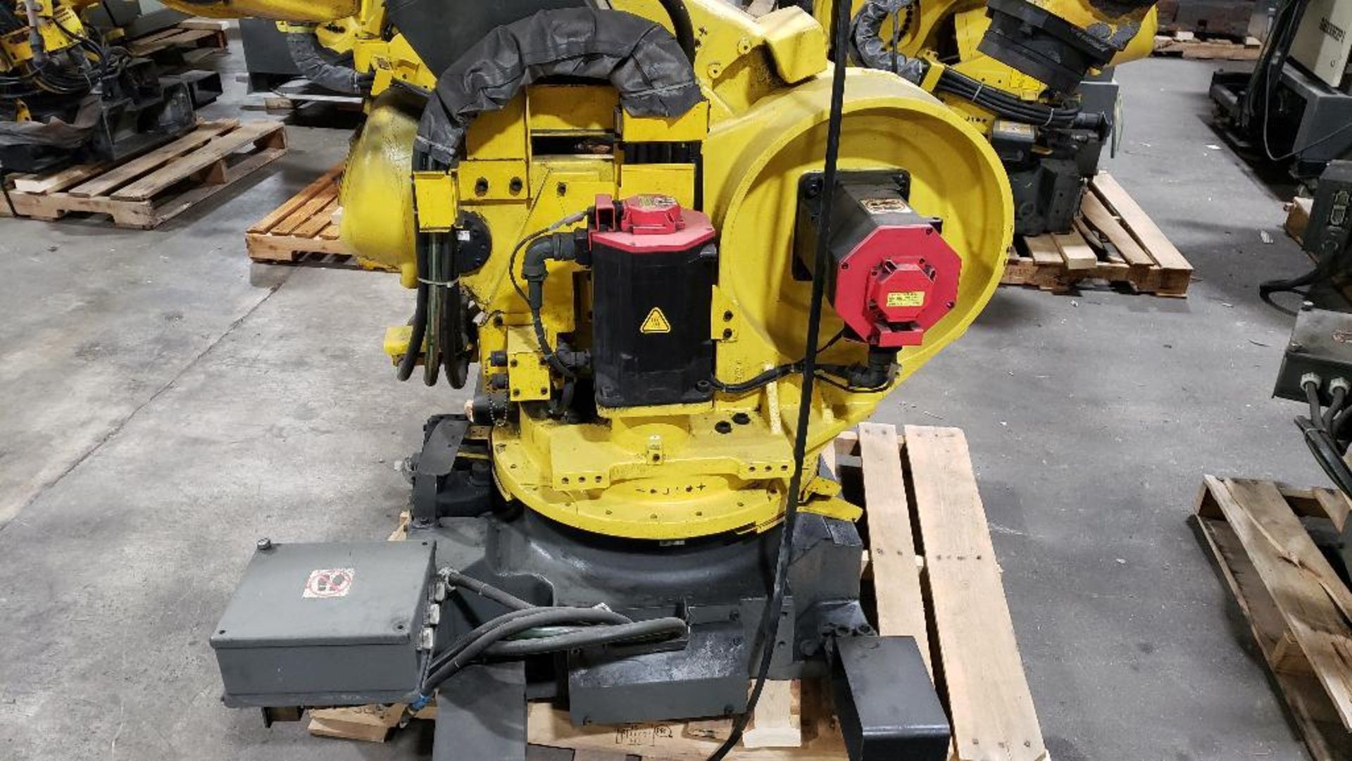 Fanuc R-2000iA/165F robot 6-axis arm. - Image 4 of 6