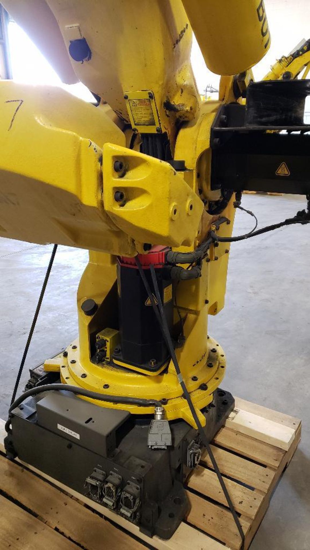 Fanuc S-420iW robot 6-axis arm. - Image 7 of 7
