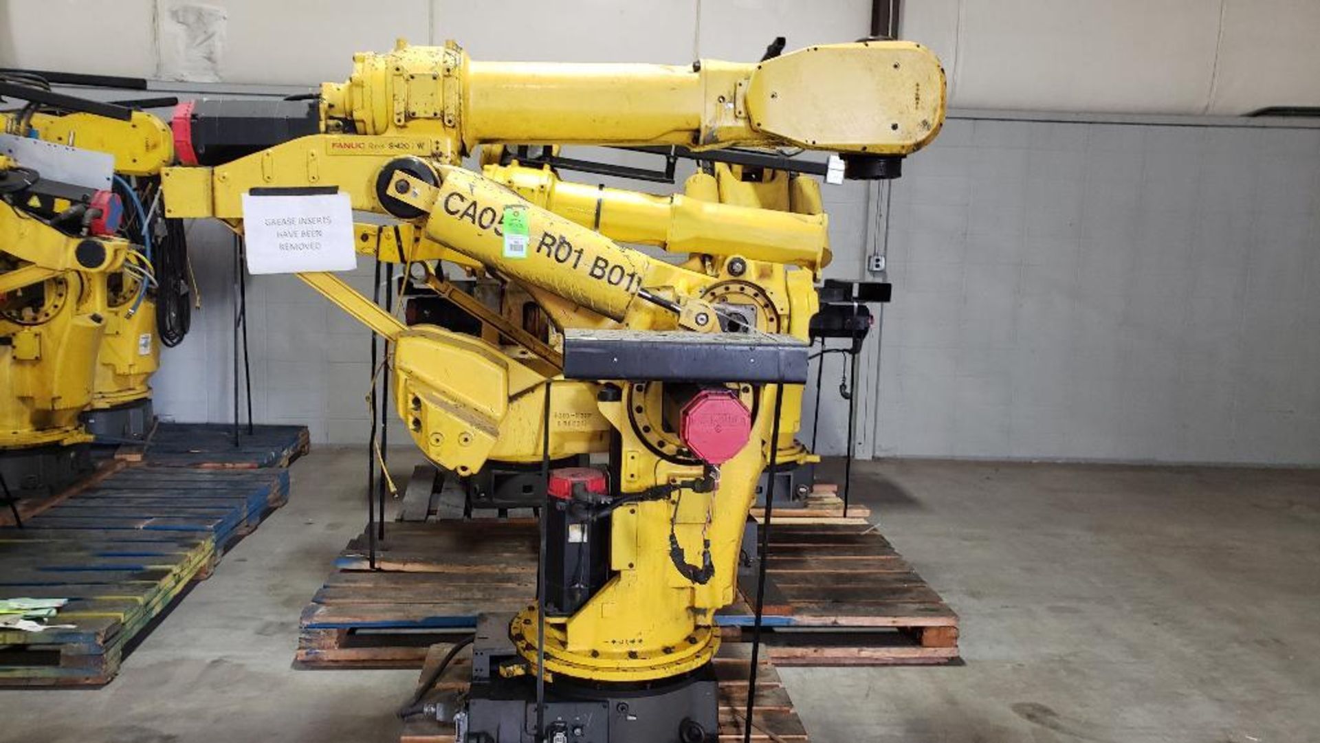 (Parts/Repairable) Fanuc S-420iW robot 6-axis arm.