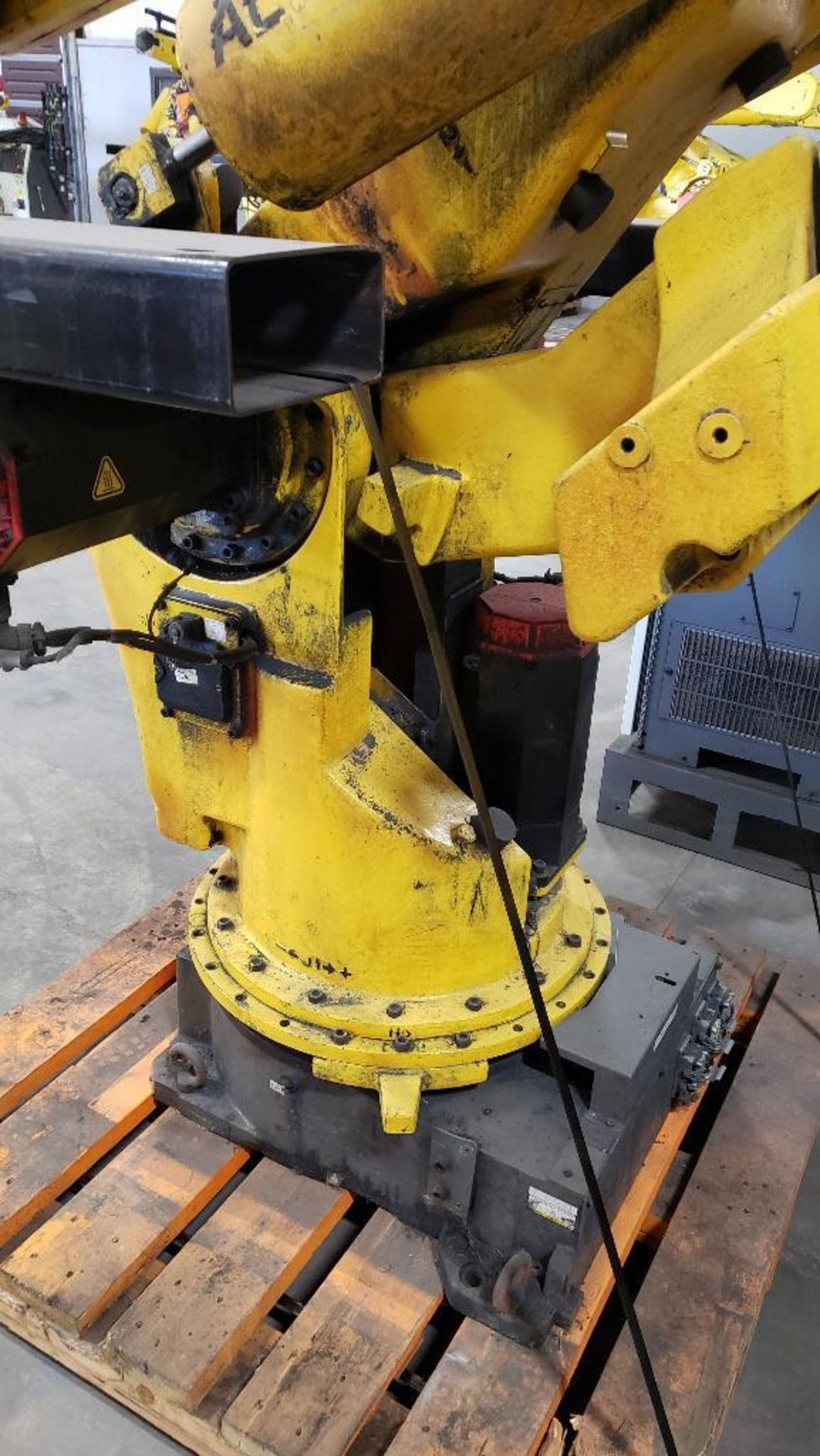Fanuc S-420iW robot with R-J2 controller. - Image 15 of 15