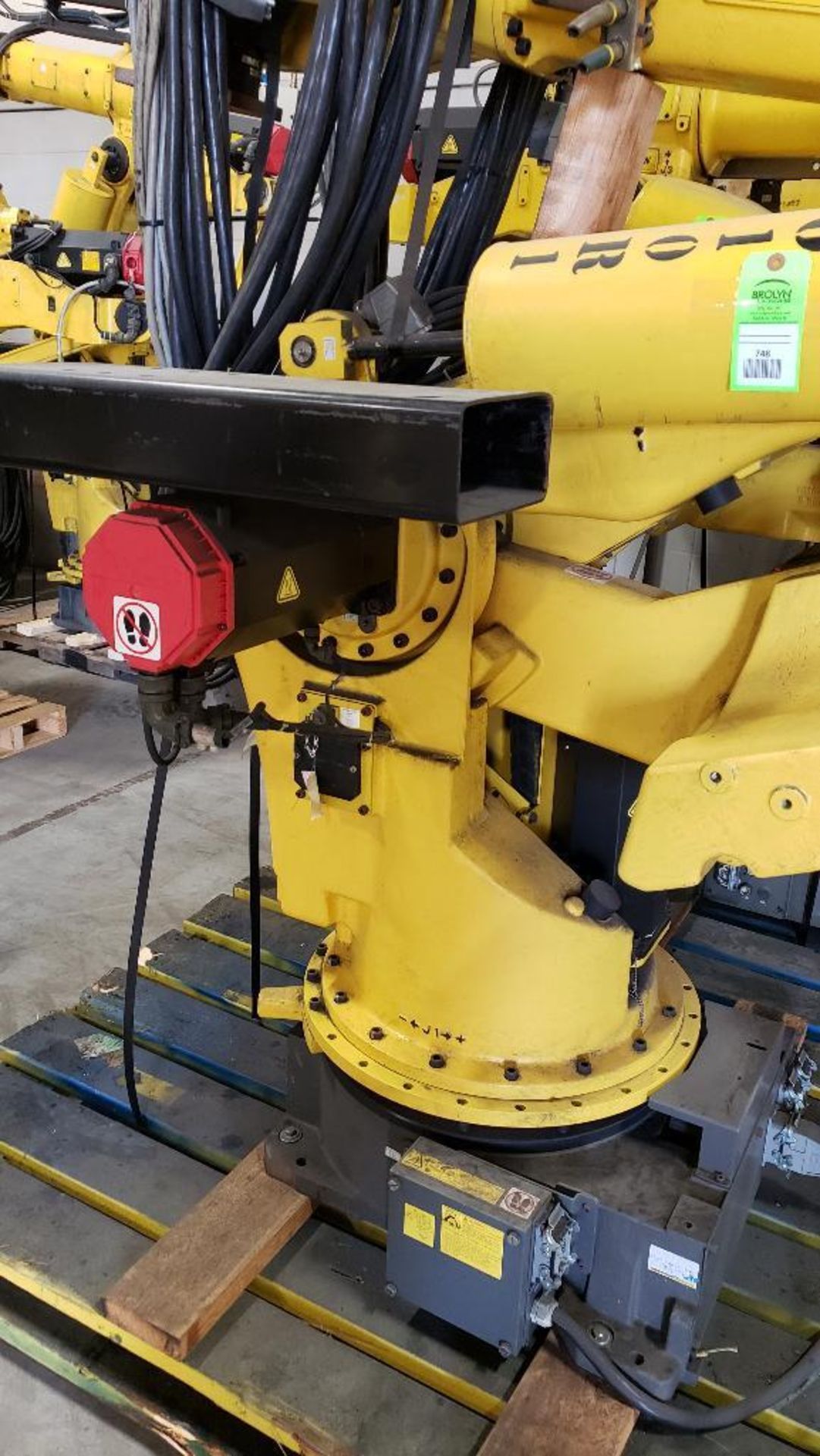 Fanuc S-420iW robot 6-axis arm. - Image 5 of 8