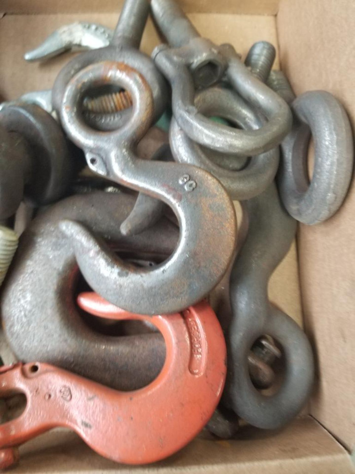 Assorted chain hooks.