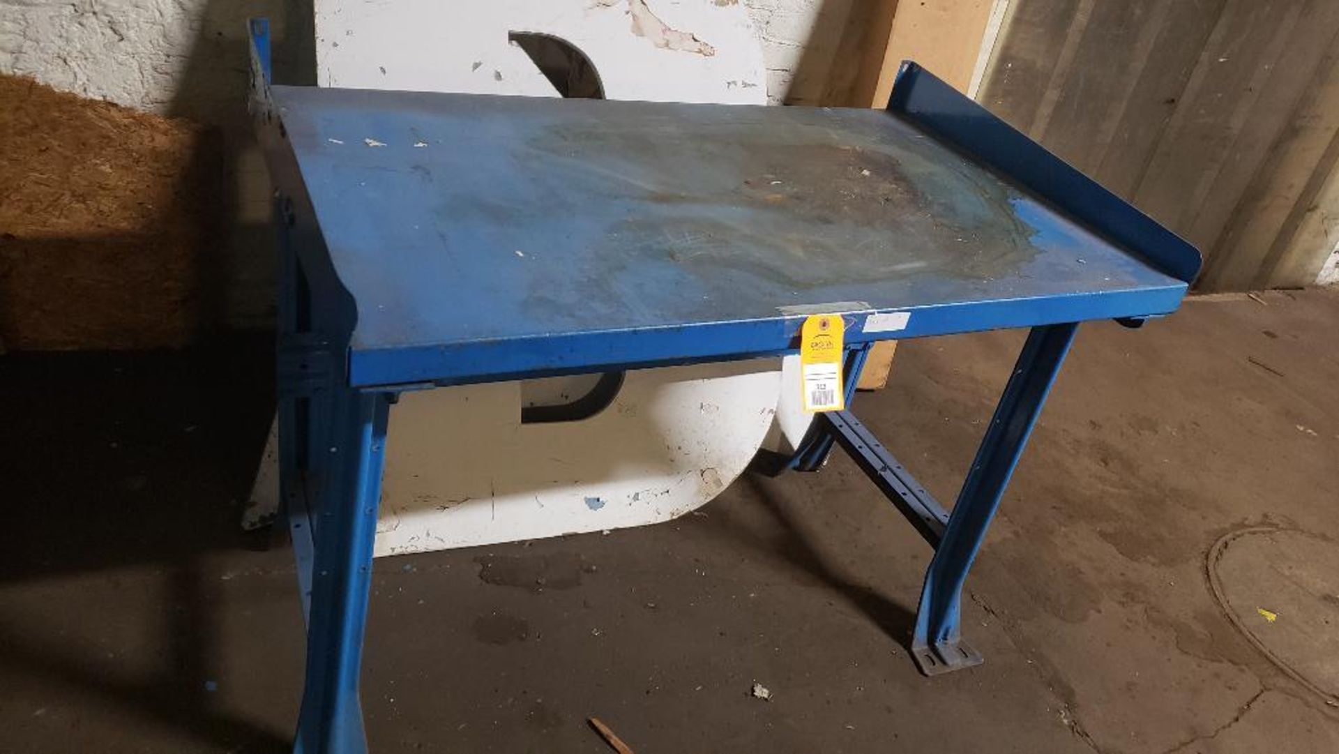 Metal work bench. 37Tx38Wx29D.